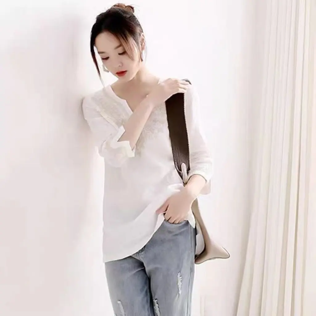 

Women's Summer V-Neck Embroidered Cotton Linen Shirt 7-Sleeve Loose Top Light Mature White Design Fashion Sense Niche