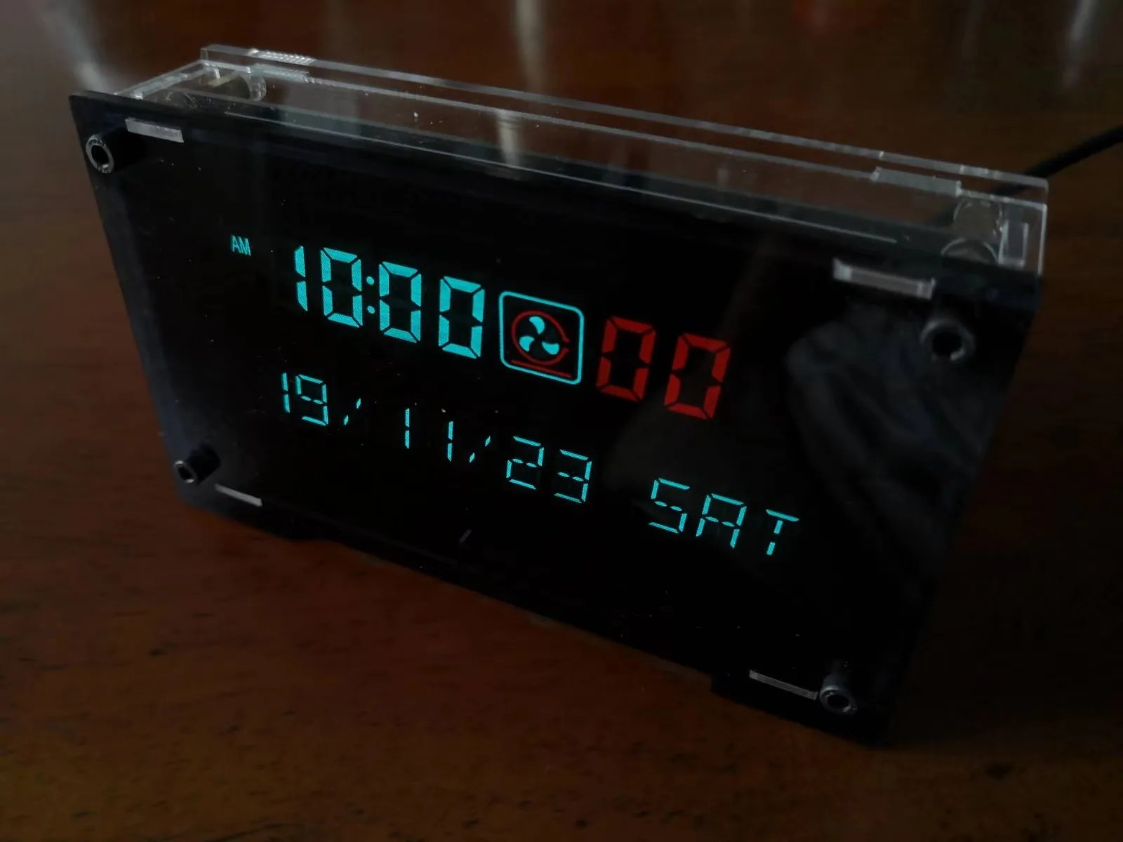 VFD clock Vacuum fluorescent display Two-color VFD screen 5V power supply time memory 6 inches