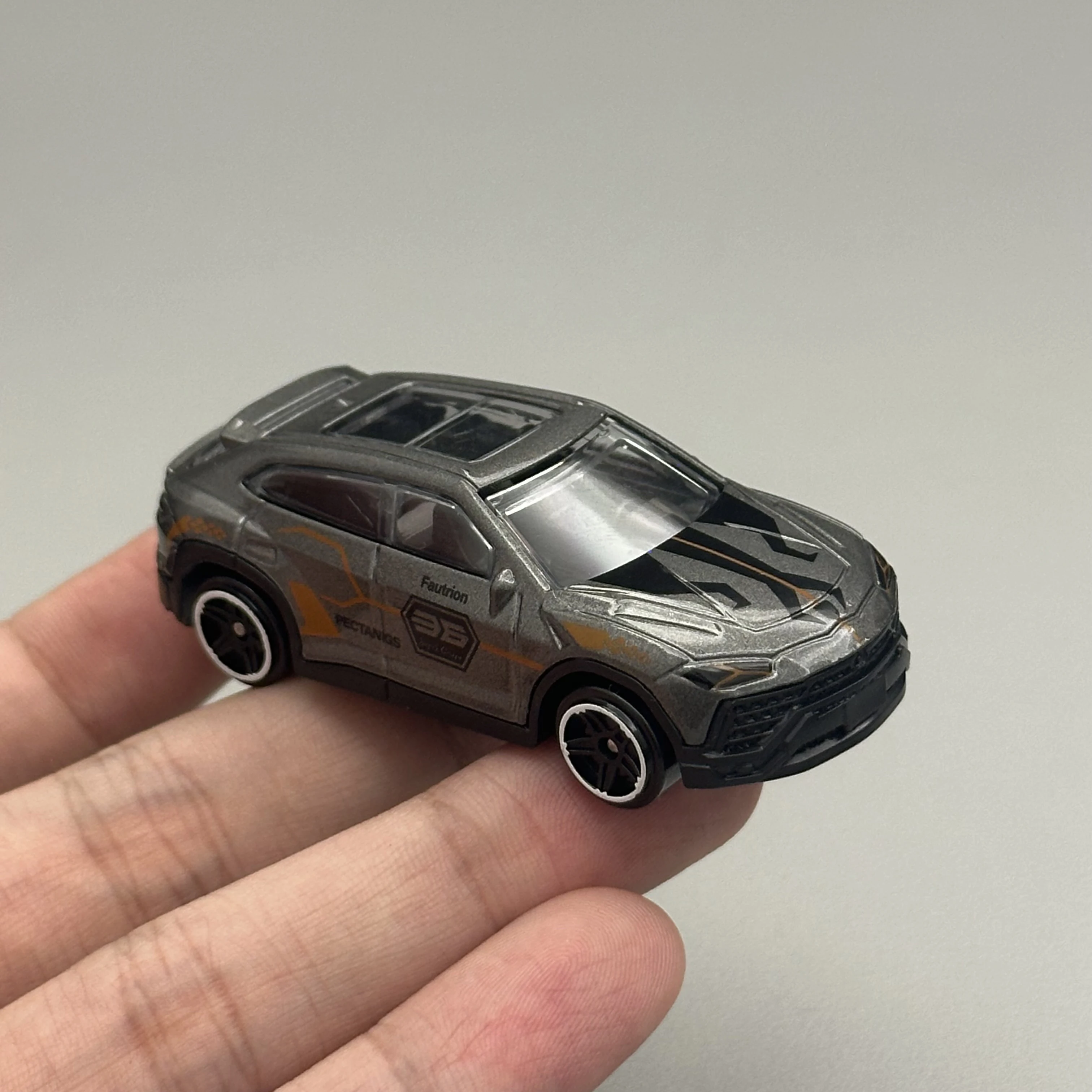 1/64 Scale Diecast Alloy SUV Model Car Toy Metal Body Sport Utility Vehicle Realistic Miniature Collector Car Gift Display image 3