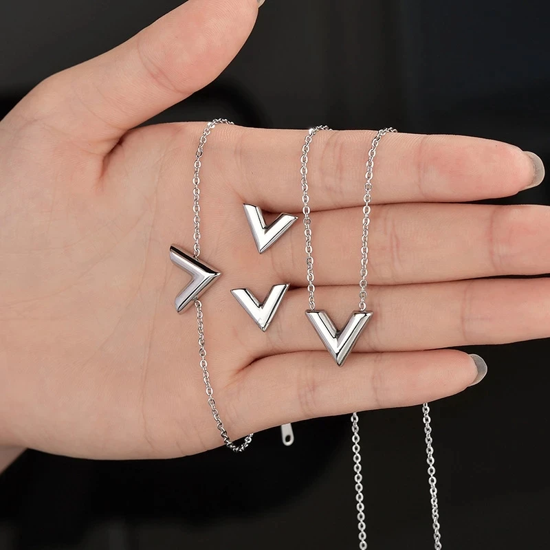 Fashion Brand V Letter Pendant Necklace For Woman Stainless Steel Women Necklace Luxury Jewelry Female Costume Accessories