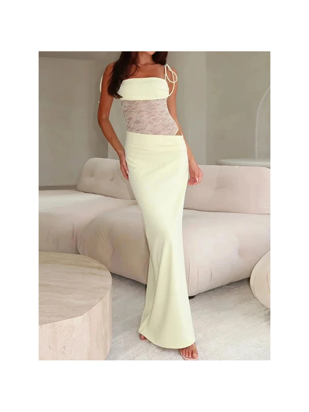 セクシーなレースのパッチワークが施された、ヨーロッパとアメリカの女性向けサスペンダードレス。2025年春の新作、透かし彫りの透視スタイル。