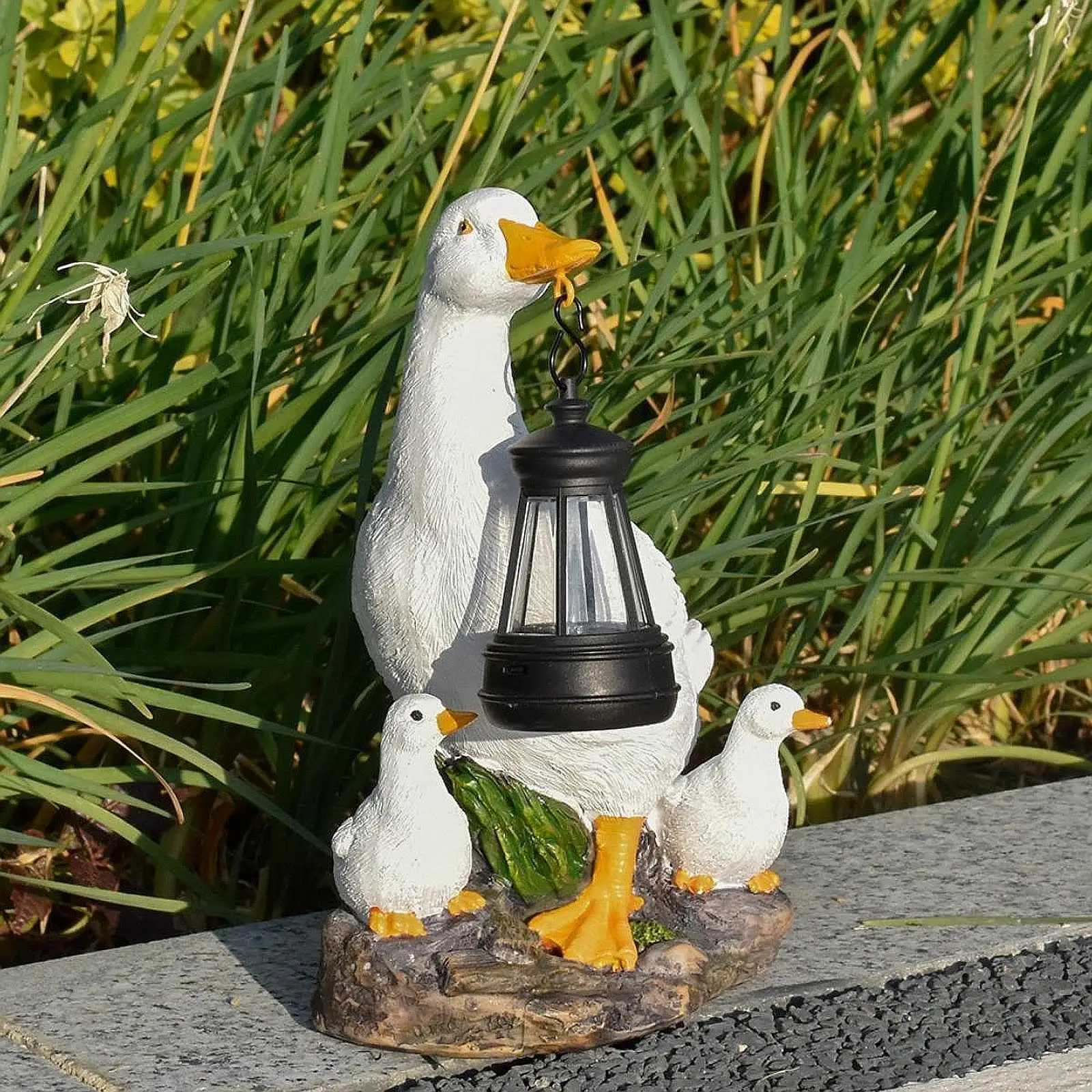 Duck Outdoor Garden Statue Resin Ornament with Solar Outdoor Light Garden Decor Patio Modern Lawn Yard Courtyard Accessories