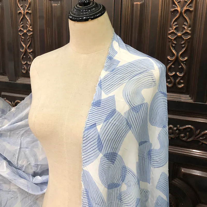 

Ткань из 100% тутового шелка 14 Momme, креповая шелковая ткань белого цвета с синей геометрической печатью, ширина 140 см, 55 дюймов по дворам CY061