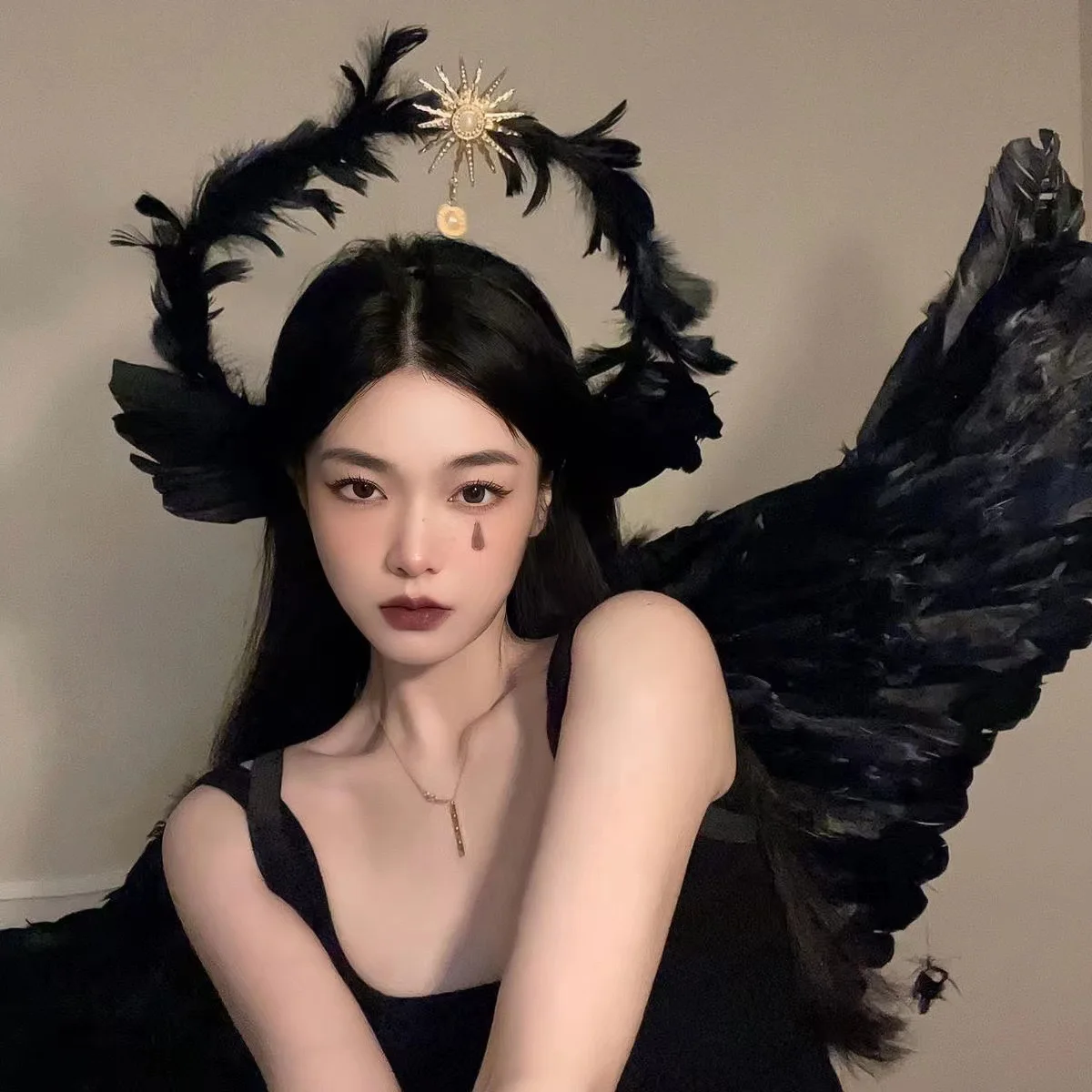Diadema de Alas de Ángel para Halloween, Corona de Plumas con Halo y Colgante de Sol, Tocado Gótico Blanco y Negro de Diosa, Accesorio para el Cabello para Fiesta de Cosplay