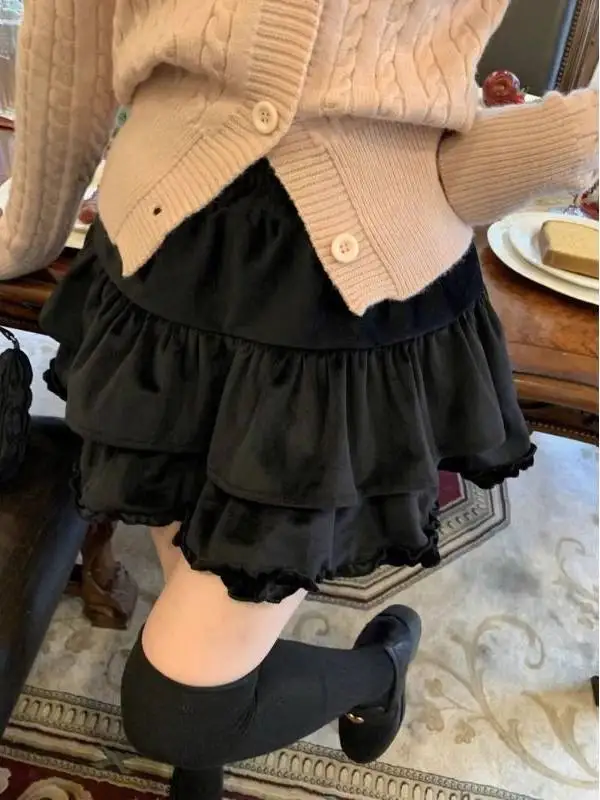 تنورة منفوشة للنساء شتاء 2025 جديدة بيضاء عالية الخصر نحيفة على شكل كعكة بتصميم خشبي