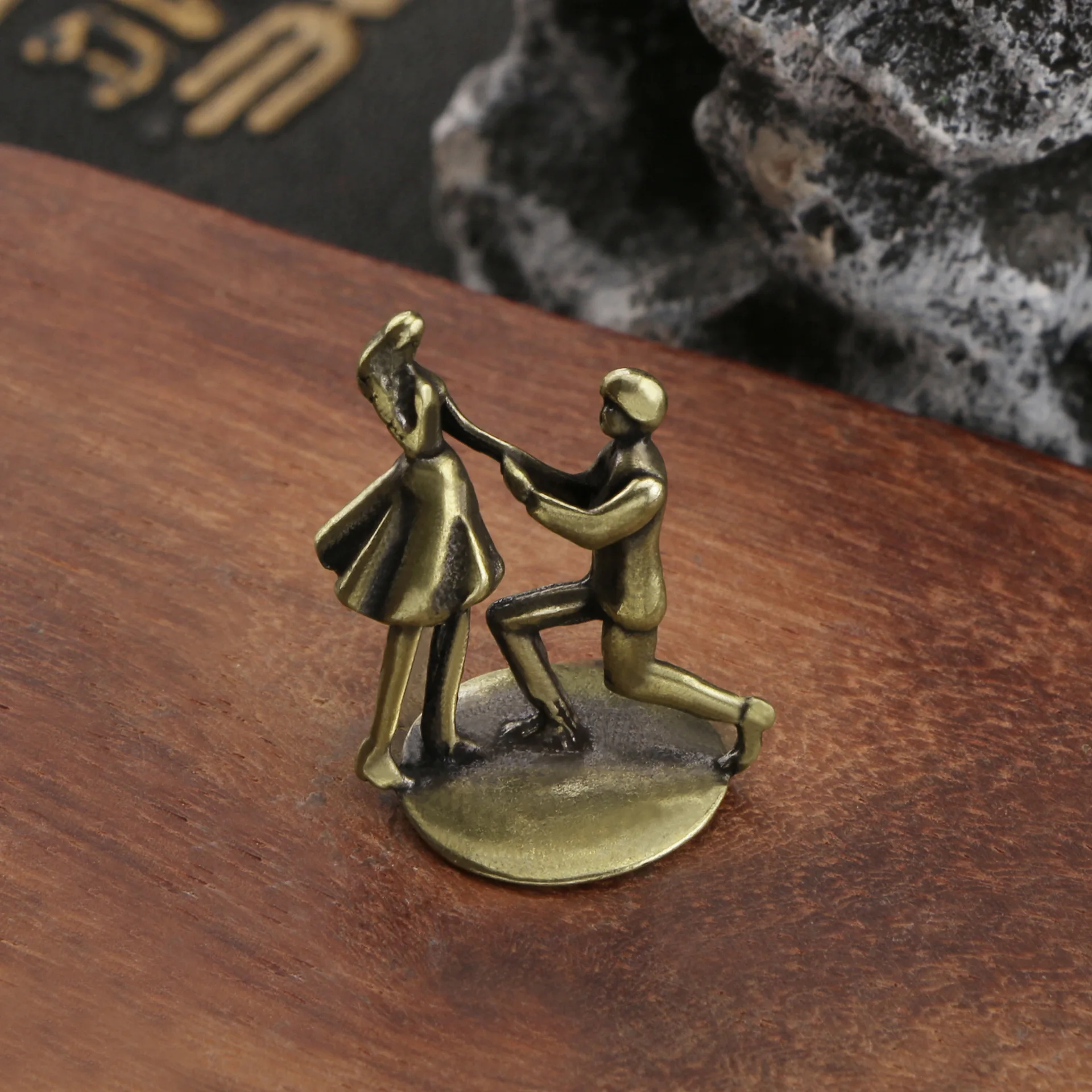 

Brass Solid couple proposing marriage Statue Ornaments Home Decor Accessories Crafts Figurines Miniatures Valentine's Day Gifts