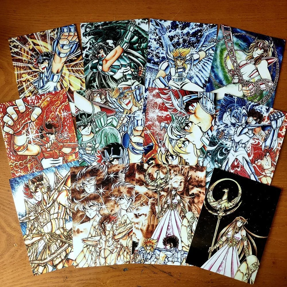 

Коллекционные карточки персонажей Saint Seiya: набор из 12 открыток с обложками комиксов Масами Курумады, Саори, Сейя, Ширю, Хёга, Шун, Икки.