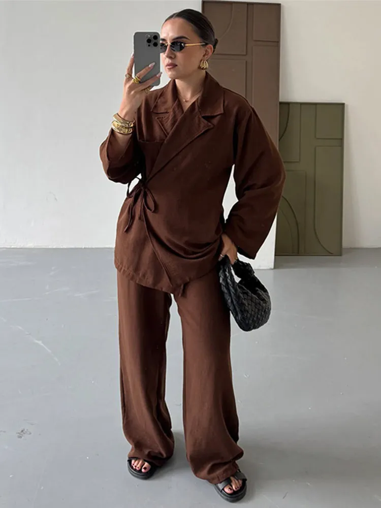 Neue Damen-Outfits: Schicke Anzüge mit Revers, seitlicher Schnürung, langen Ärmeln, Taschen und weiten Hosen – Detail 18