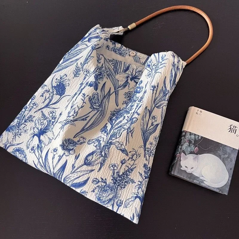 

2025 new niche retro new Chinese blue and white porcelain flower bag daily leisure oblique span bag women's thin cloth bag