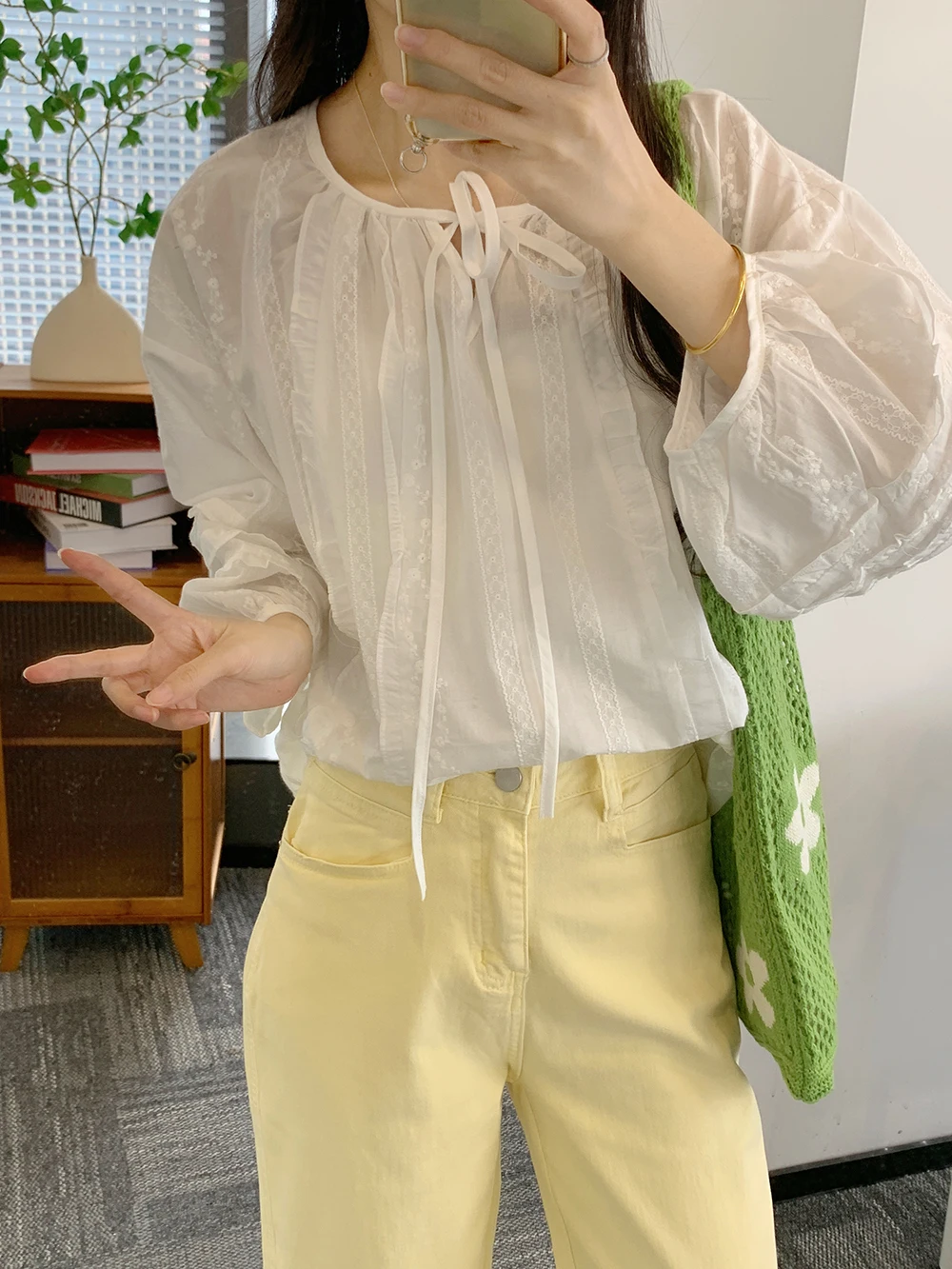 

Spring 2025 AAMY Korean Sle Embroidered Hollow out Long Sve Women's Loose Lantern Sve irt Casual Cotton Top