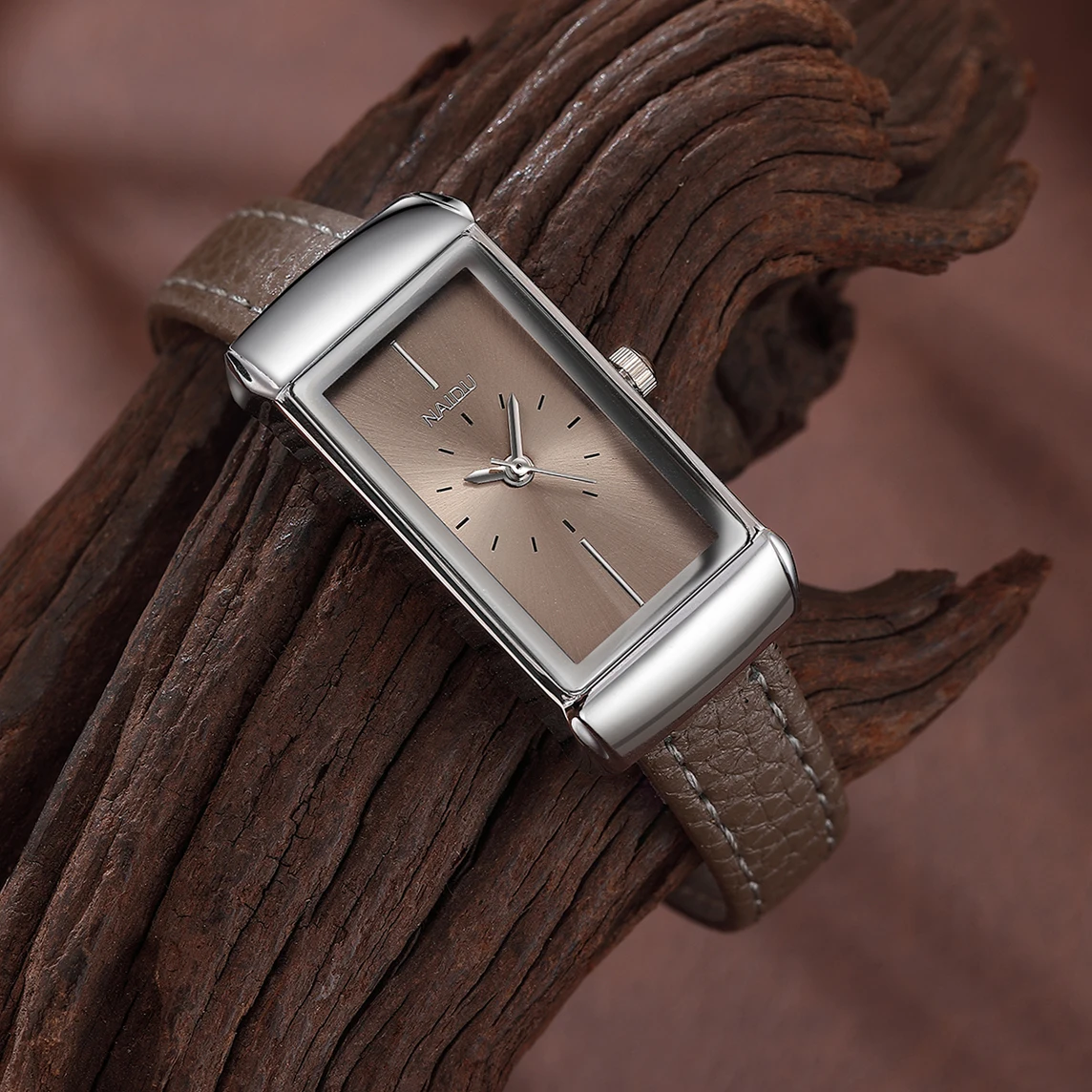 1 Piece of Women's Artistic Leather Belt Casual Retro Small Square Quartz Watch Suitable for Daily Wear