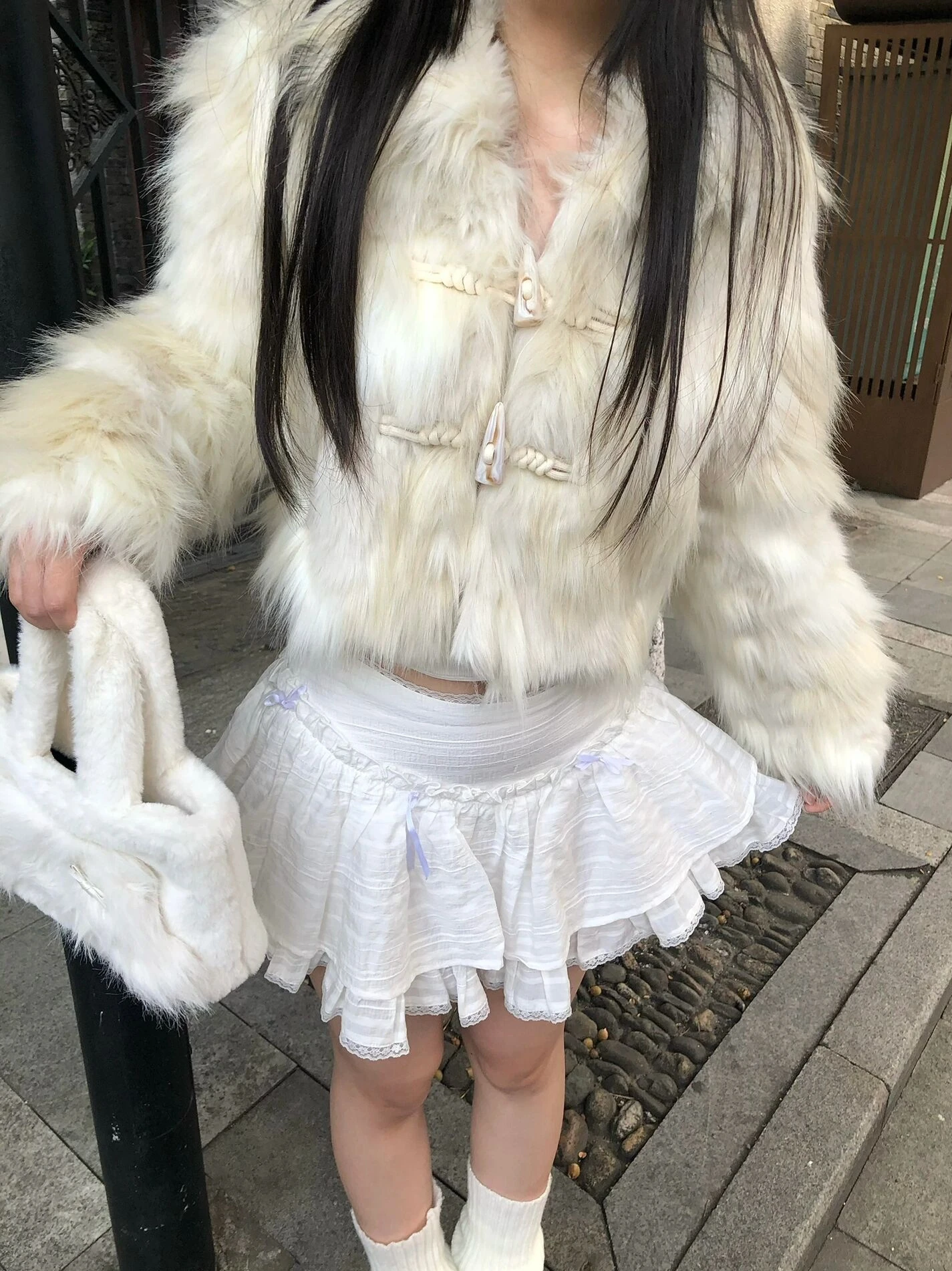 

Новая женская короткая теплая куртка-пальто из искусственного меха 2025 года, приталенного кроя, в корейском стиле, с длинными рукавами, для повседневной носки, с деталями в стиле кэжуал.