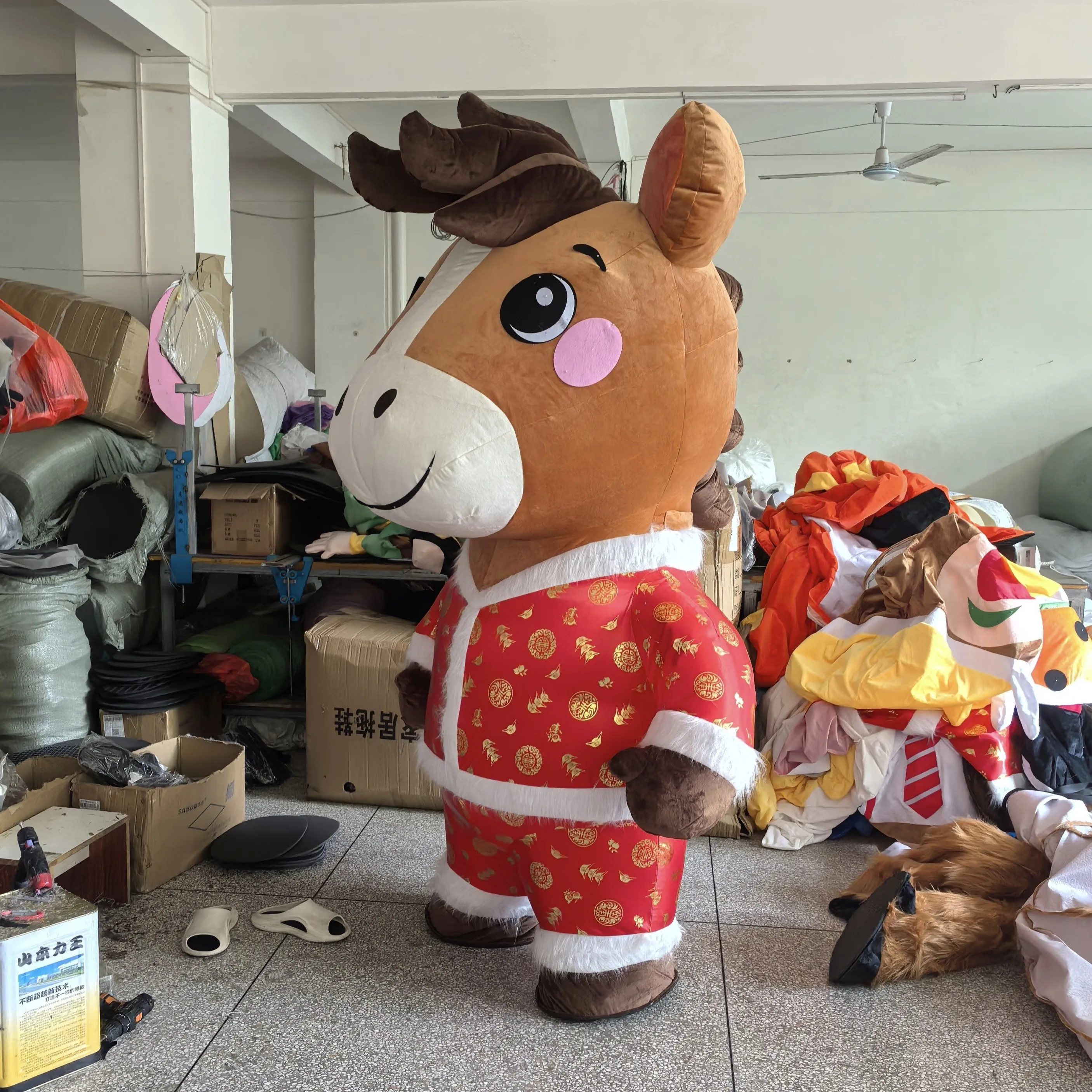 Riesiges aufblasbares Pferd Maskottchen Kostüm Erwachsene Cartoon Neujahr Kleidung Halloween Karneval Tier Cosplay Party Keine Batterie