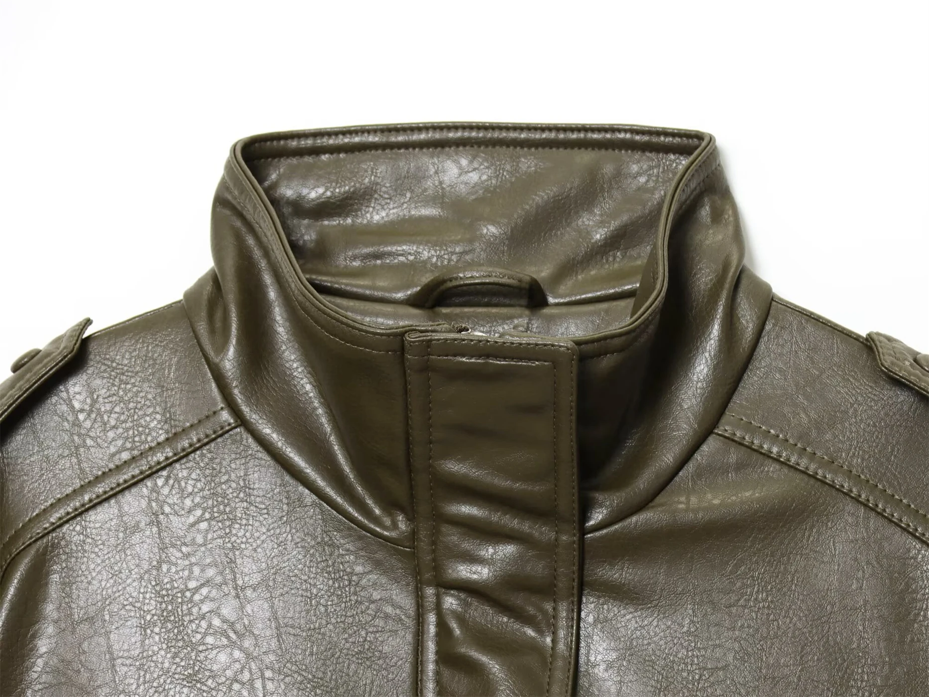 Neu eingetroffene Damenjacke mit Stehkragen, edgy, lederähnliche Textur, trendiger Stil, kurze Damenjacke mit Kunstledereffekt