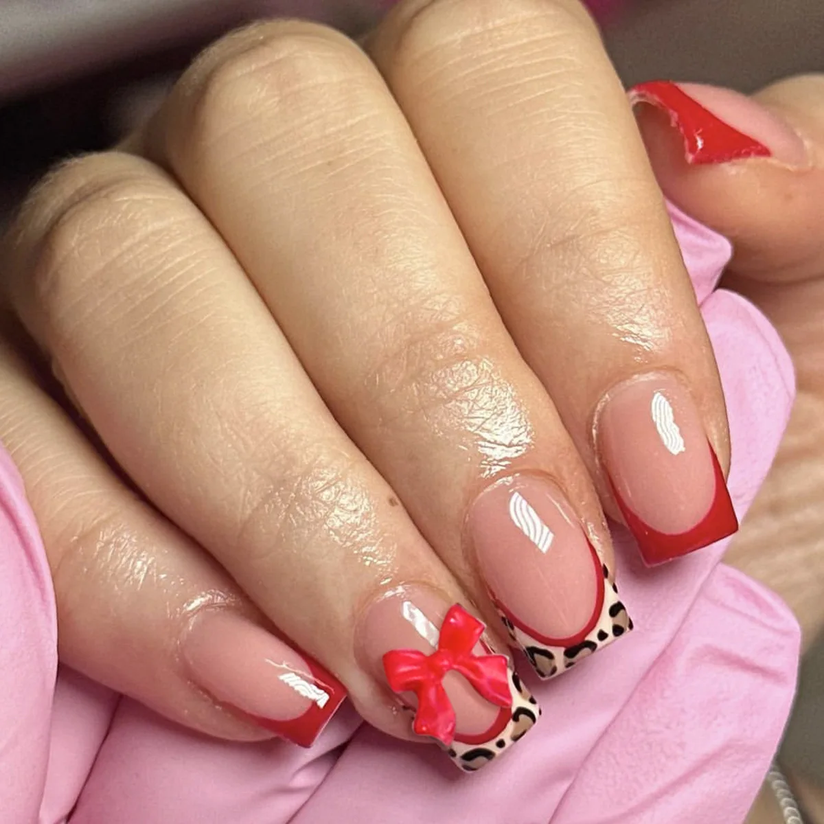 24 pçs vermelho estilo francês unhas falsas leopardo impressão borda 3d vermelho bowknots decoração imprensa em unhas doce legal curto quadrado dicas de unhas falsas