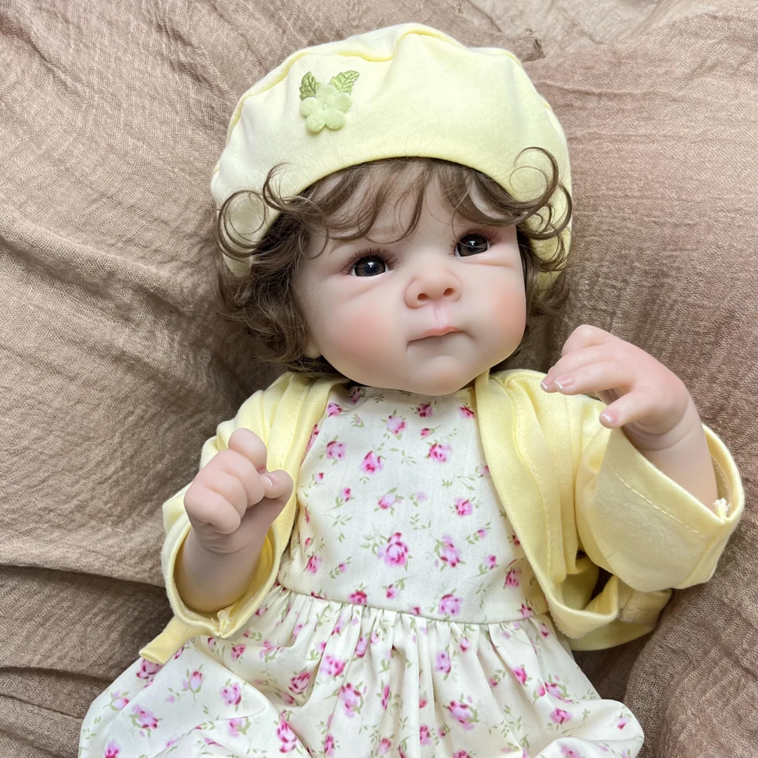 

Кукла-реборн 48 см с виниловыми конечностями и тканевым телом, с кудрявыми коричневыми волосами, коллекционная, для детей, подарок на день рождения, игрушка для сна