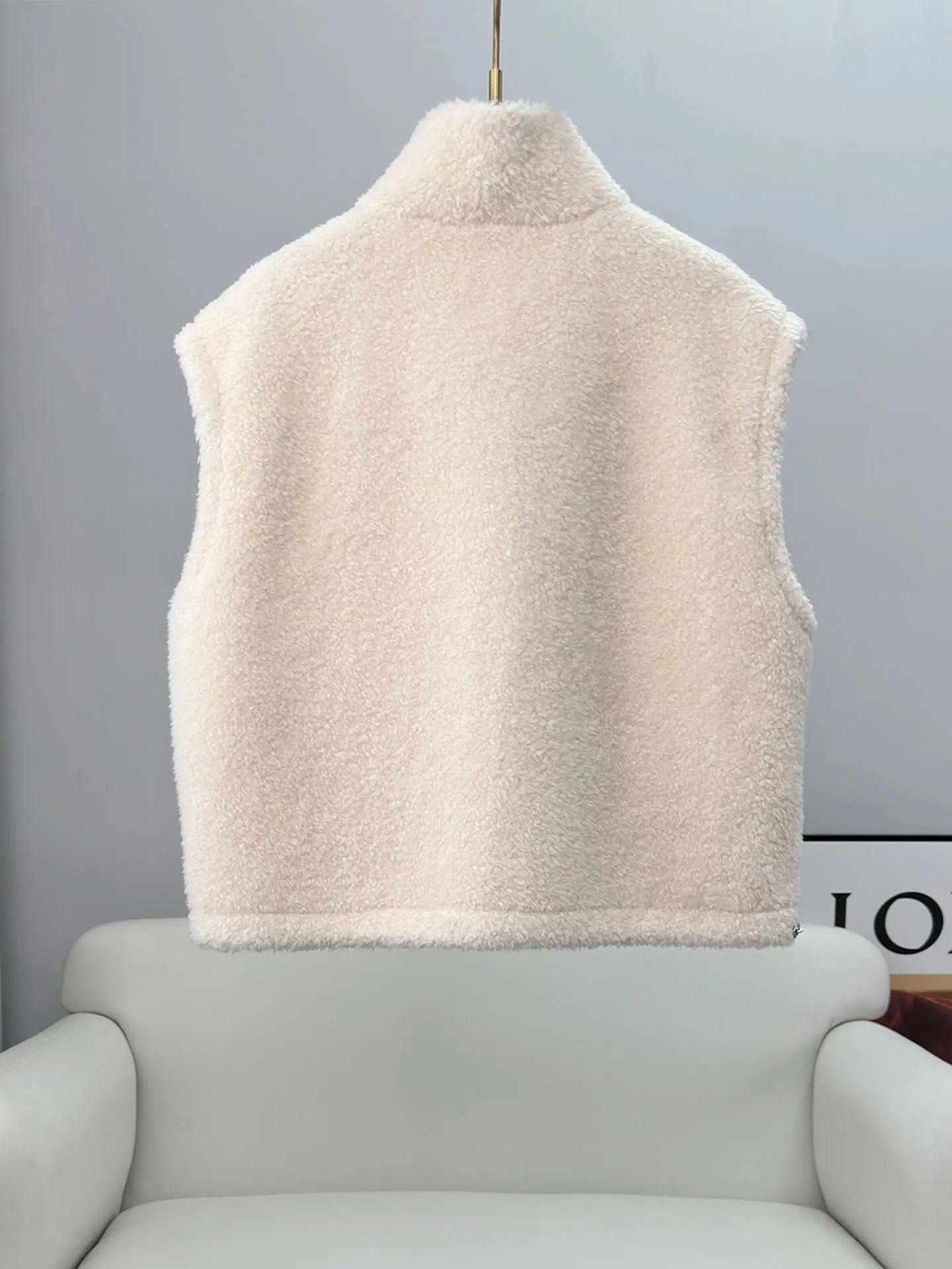 معطف نسائي قصير موديل 2025 مصنوع من جلد الخراف الحبيبي قطعة واحدة من الصوف الخالص