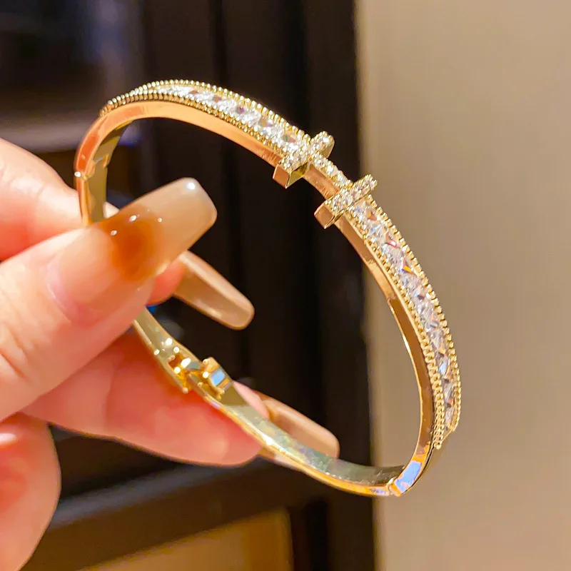 Fashionable and Luxurious Bracelets Suitable for Women to Wear during Casual Outings, Vacations, Dinner Parties, or Large Social Events. Elegant, Timeless, Versatile, and Avant-Garde Accessories view 6