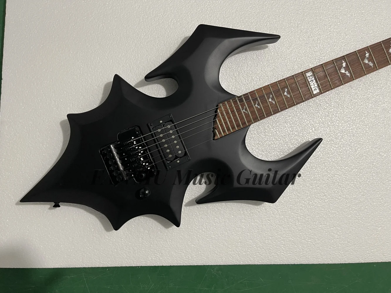 Matte black bat guitar, Tremolo bridge, rosewood fingerboard 27Frets, maple neck Set In solid wood body, customizable