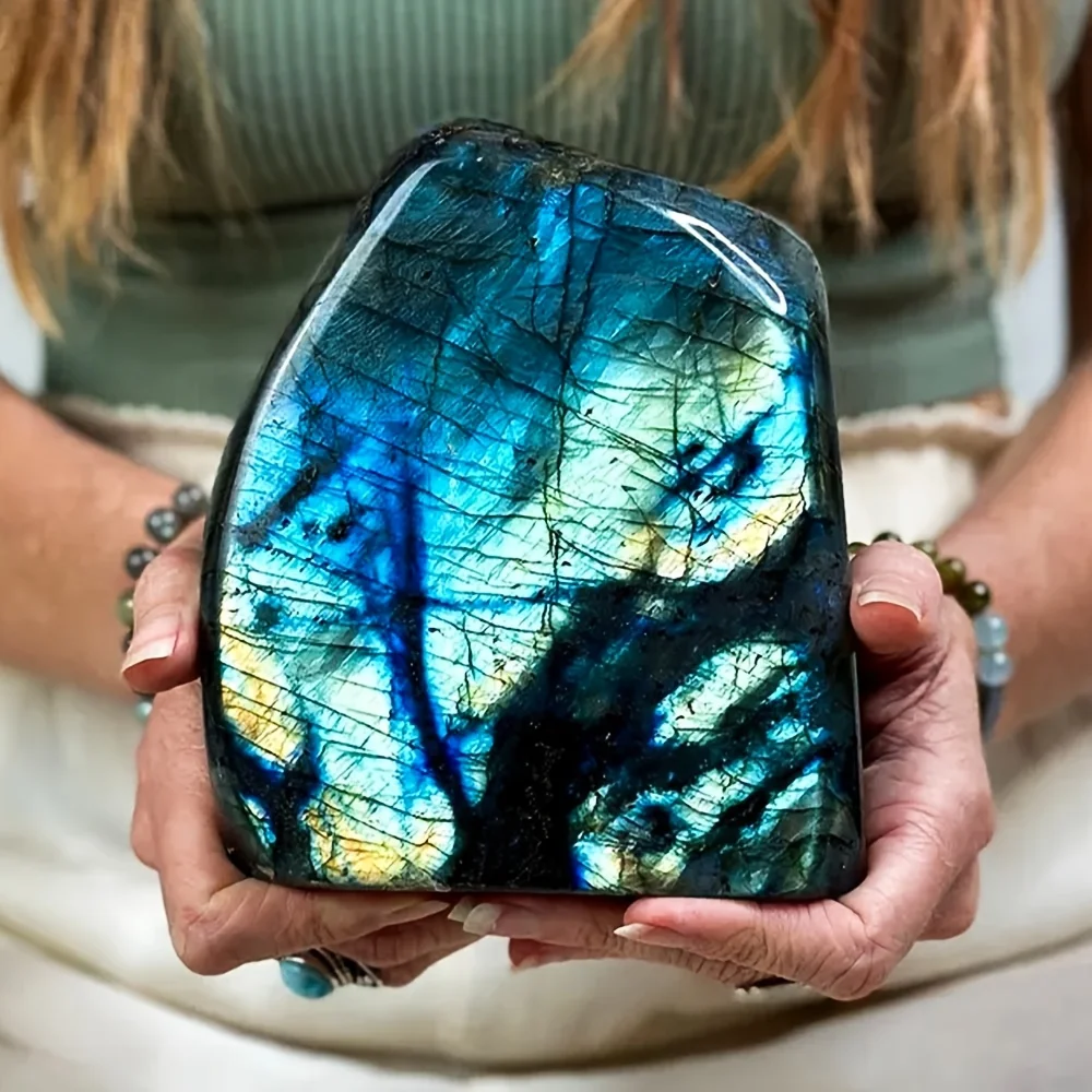 Une sculpture en cristal labradorite arc-en-ciel de style bohème - une pierre précieuse tridimensionnelle de forme libre avec os émeraude irisée
