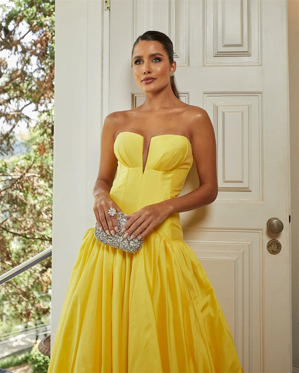 ميلا بدون حمالات على شكل حرف a فساتين لحضور الحفلات الموسيقية 2025 بدون أكمام من الساتان فساتين سهرة أنيقة أصفر طول الأرض فساتين حفلات مخصصة