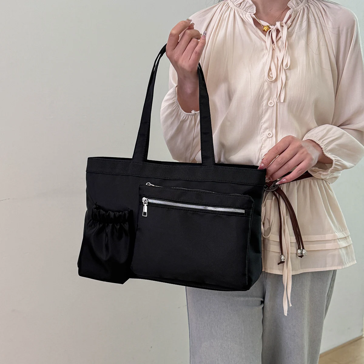 

Женская нейлоновая сумка-тоут большой вместимости, сумка через плечо с несколькими карманами и держателем для бутылки с водой, повседневная рабочая сумка для ежедневного использования