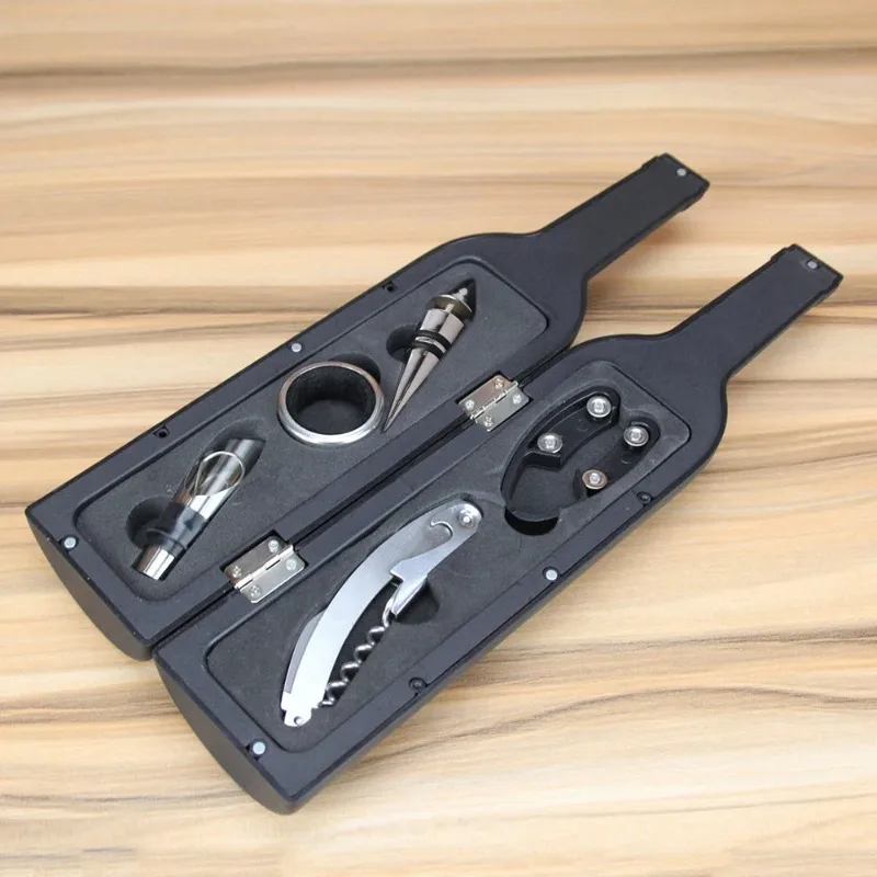 

Набор аксессуаров для открывания вина из 5 предметов. Чехол в форме бутылки с капельным кольцом, резаком для фольги, наливом для вина и пробкой из нержавеющей стали.