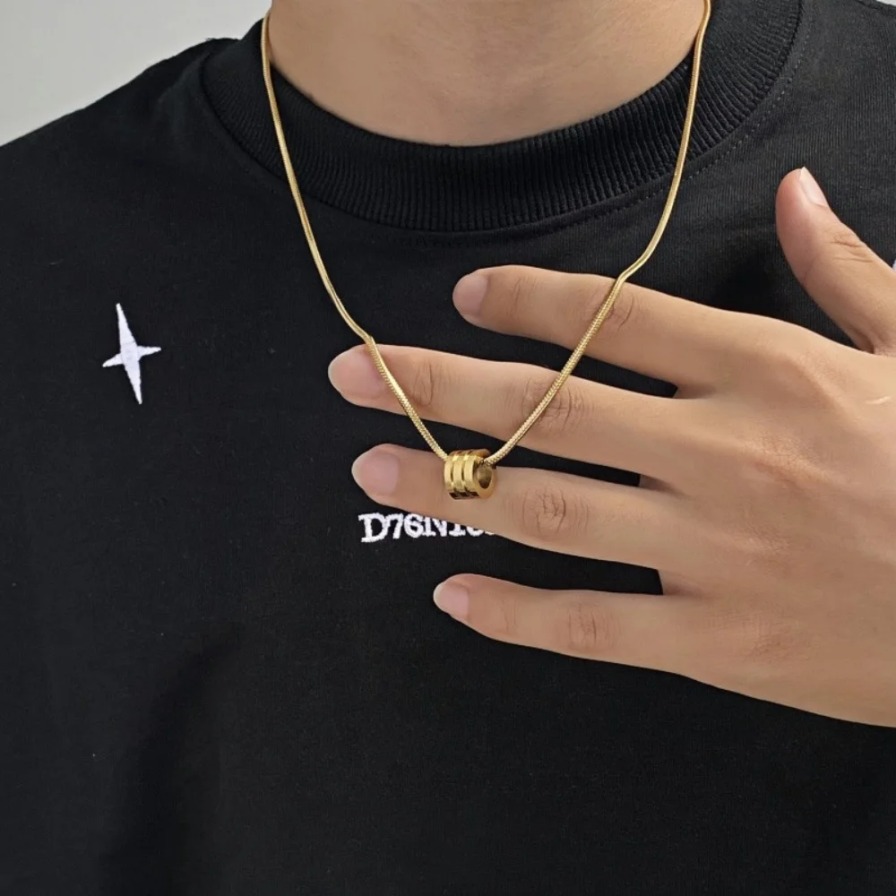Schlichtes Design, zylindrische Form, Anhänger-Halskette, Retro-Stil für Männer, goldfarbene Edelstahl-Schlangenkette, Schmuck, Hip-Hop-Accessoires – Detail 2