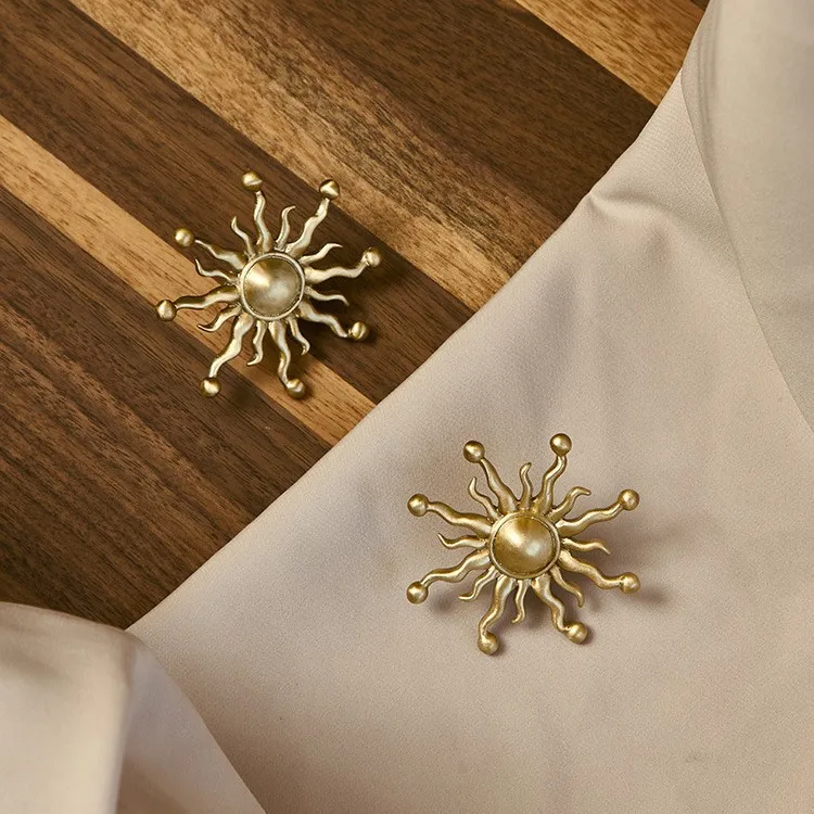 

Латунная кованая ручка в форме подсолнуха, подходящая для различных ящиков шкафов.