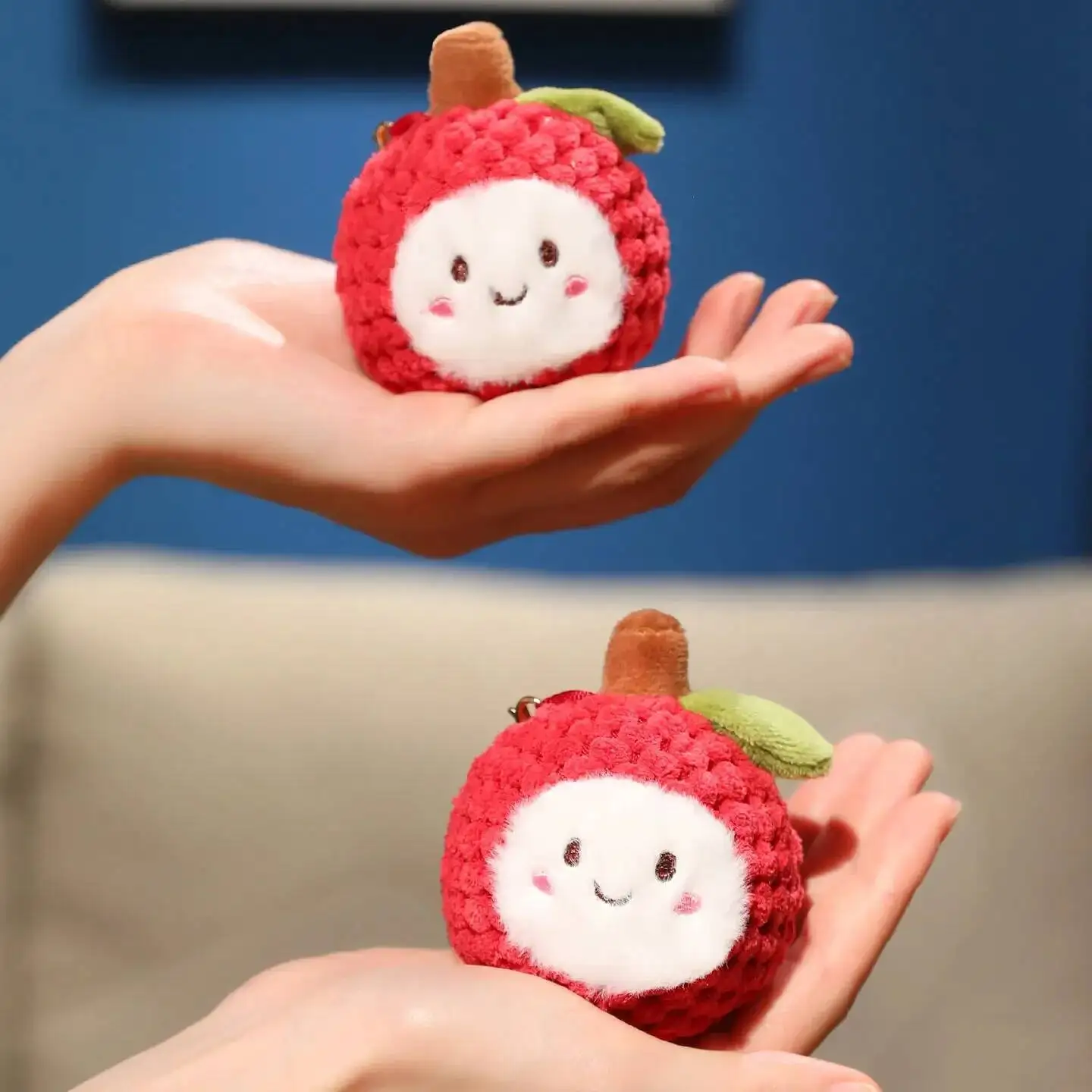 Mini colgantes de felpa de Litchi súper bonitos, tejidos tejidos de primera calidad, juguetes de frutas de dibujos animados, llavero encantador, bolsas divertidas, decoración, regalo para niños