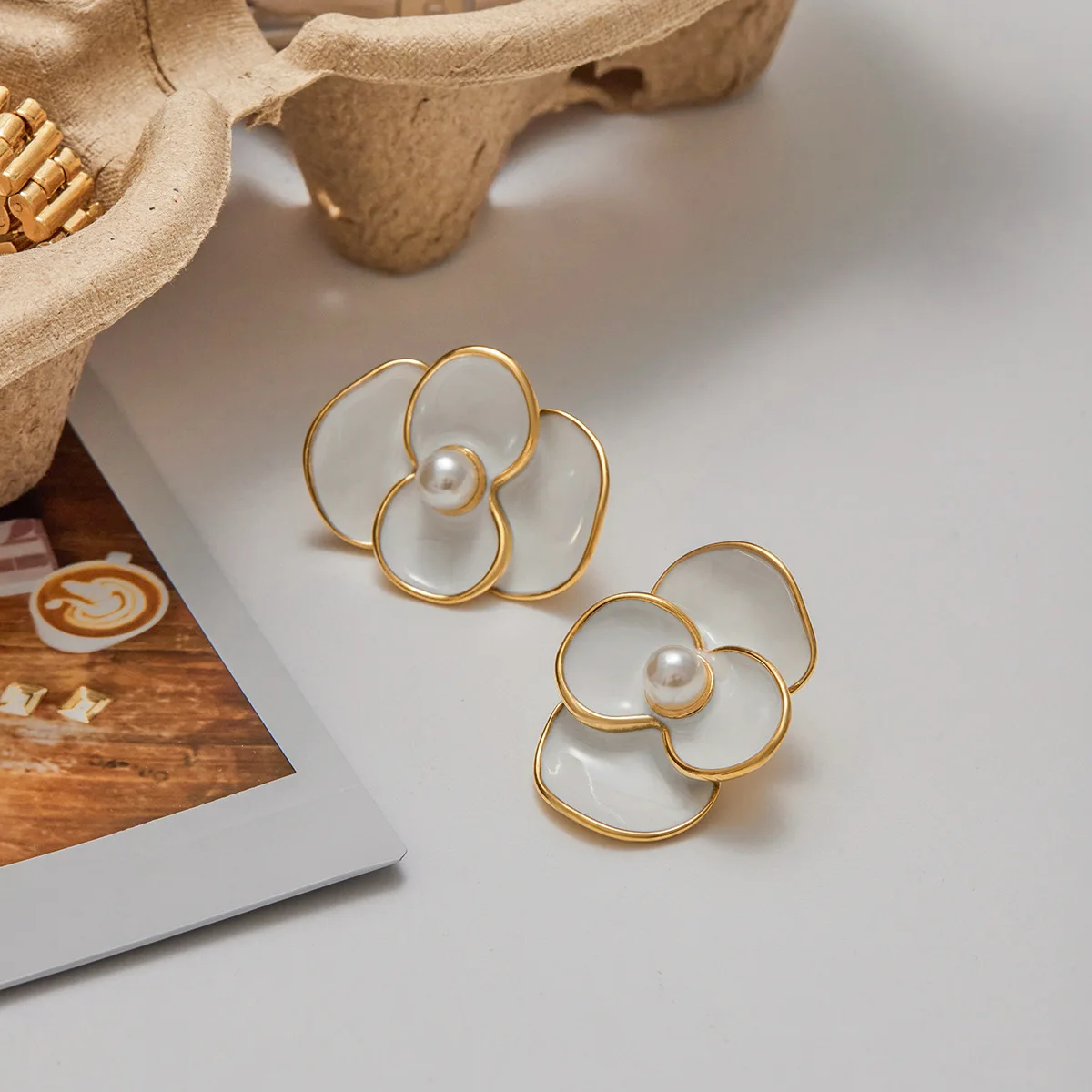 

Fashion White Enamel Pearls Flower Stud Earrings for Women18K Gold Color Plated Stainless Steel Drip Oil Jewelry Party Gift