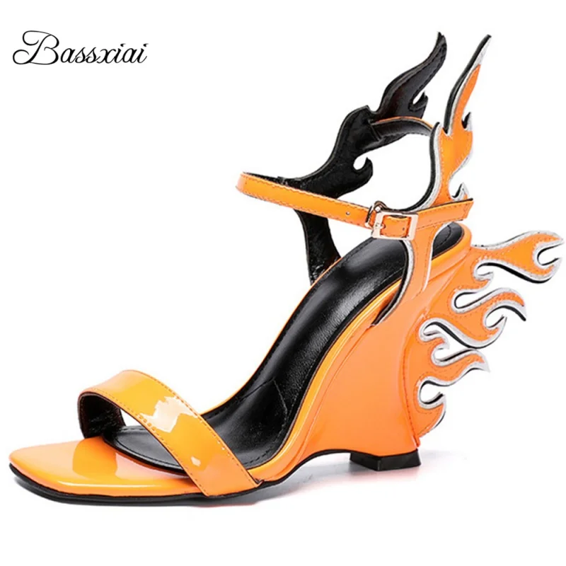 

Уникальные сандалии на танкетке в огненной форме, женские роскошные лакированные кожаные туфли в лаконичном стиле с одним ремешком, летняя обувь для вечеринок