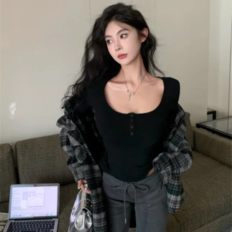 T-shirt décontracté à manches longues, coupe ajustée, épaules dénudées, haute élasticité, design à boutons, base en tissu, vêtement d'automne