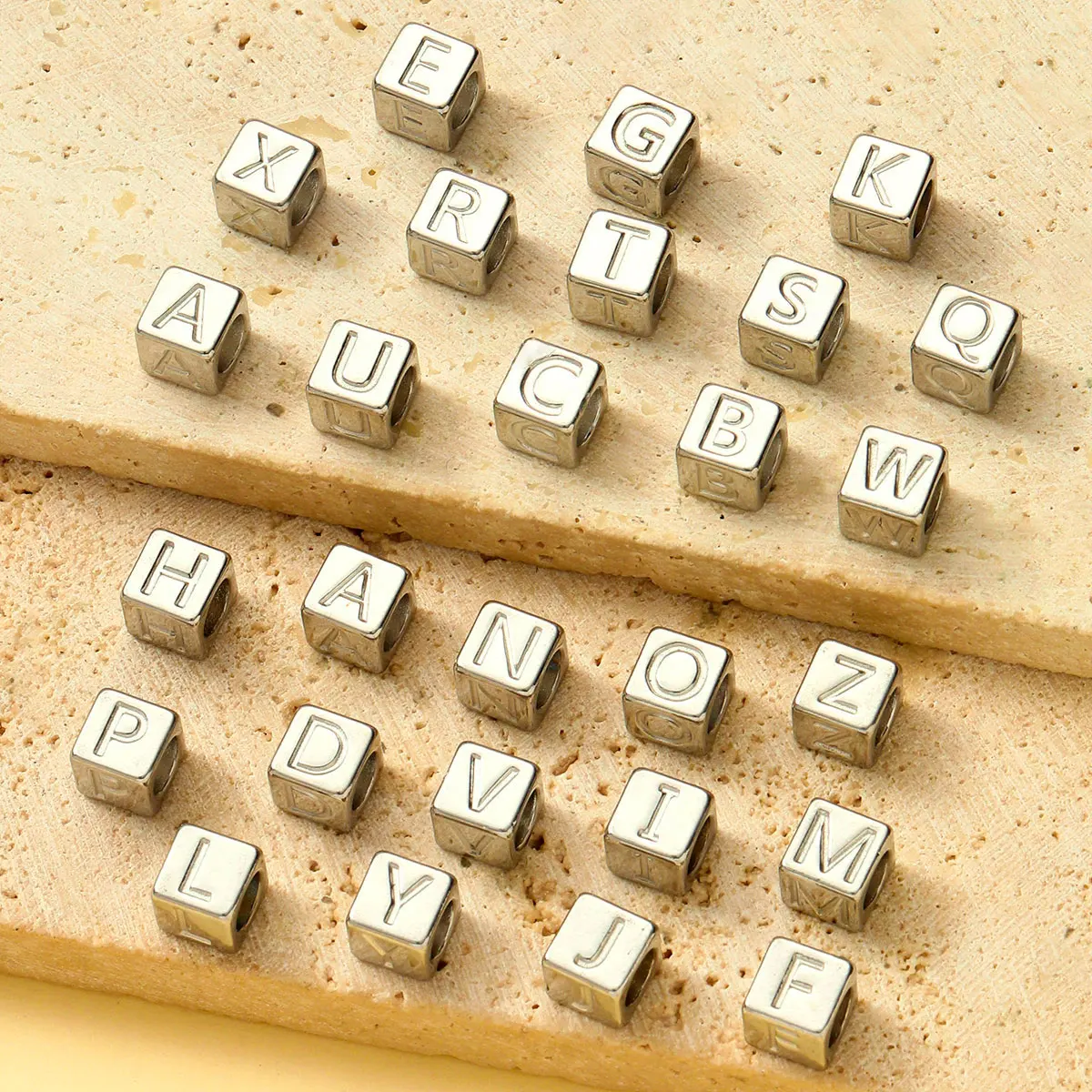 10 قطعة/الوحدة مربع الأبجدية الخرز الفولاذ المقاوم للصدأ كابيتال الحفرة الكبيرة حبة DIY بها بنفسك صنع المجوهرات القلائد القرط الإكسسوار 7*7 مللي متر