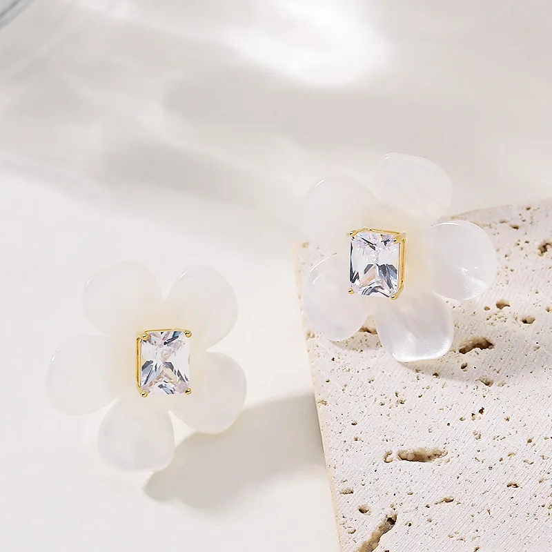 

Super fairy sweet simple holiday style sugar cube glass crystal flower earrings light luxury temperament high-end earrings