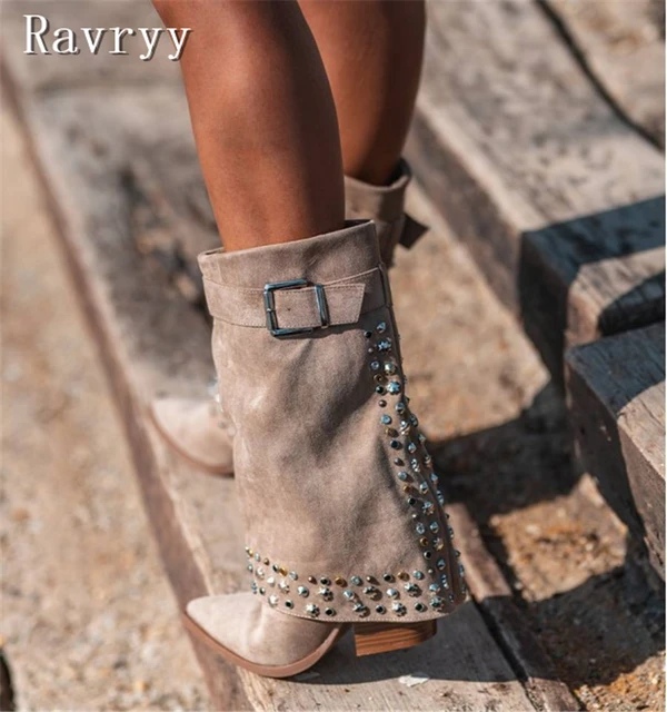 Nueva moda, botas a media pantorrilla de piel de ante para mujer, puntiagudas, remaches, hebilla, correa, tacón grueso, botas de vaquero del oeste