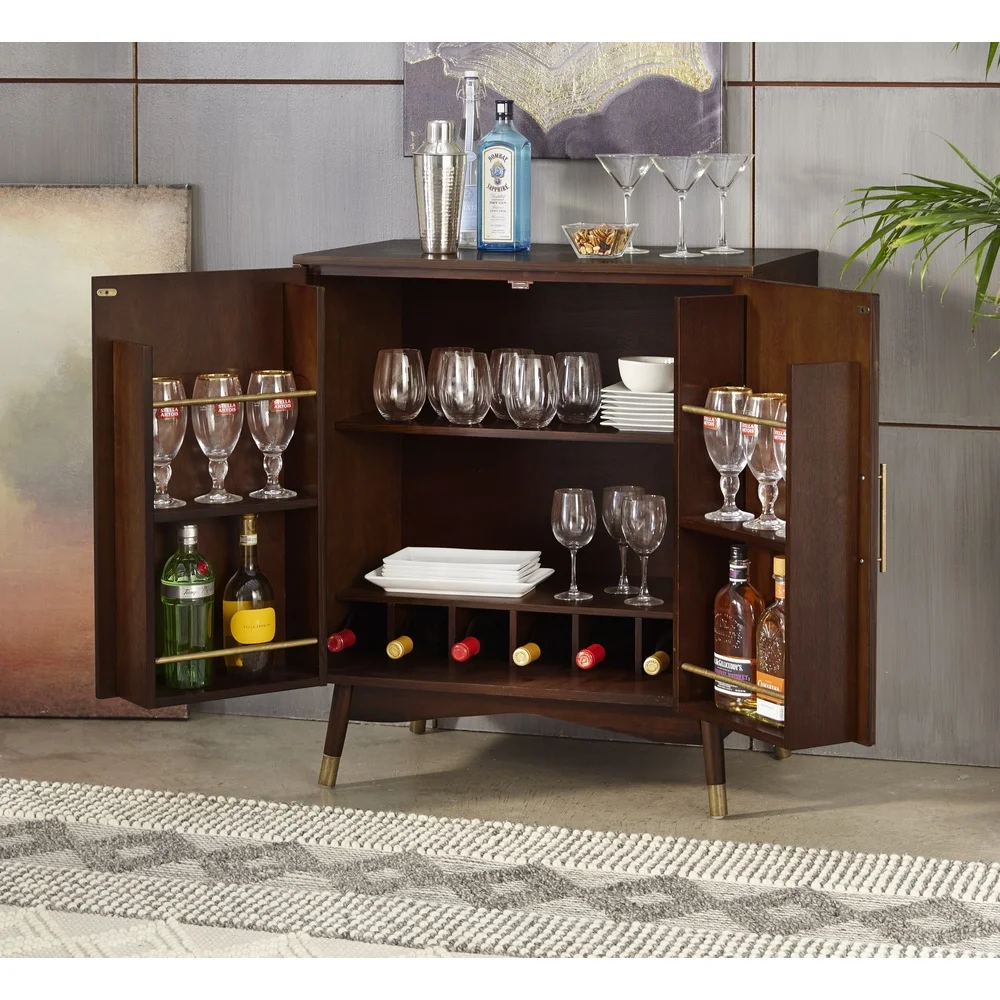Барный шкаф из орехового дерева с хранилищем для вина и стеллажами для стеклянной посуды. Домашние развлечения. Прочный акцент из МДФ и соснового дерева.