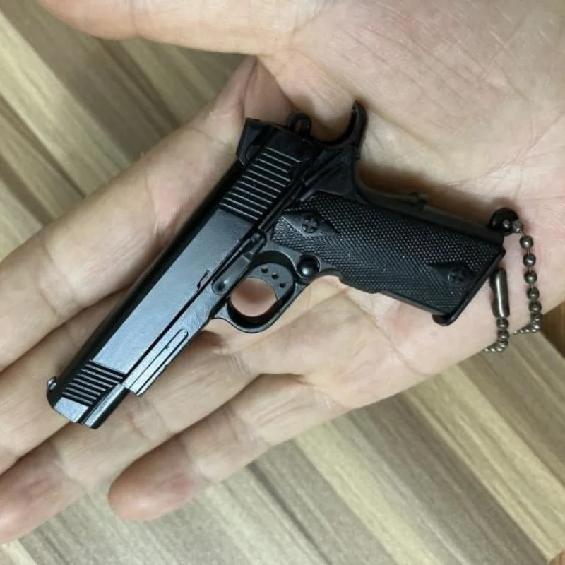 Mini Alloy Black M1911 Brelok do kluczy Odpinany model pistoletu zabawkowego Fałszywy pistolet Prawdziwa kolekcja Pubg Prop Prezent urodzinowy dla