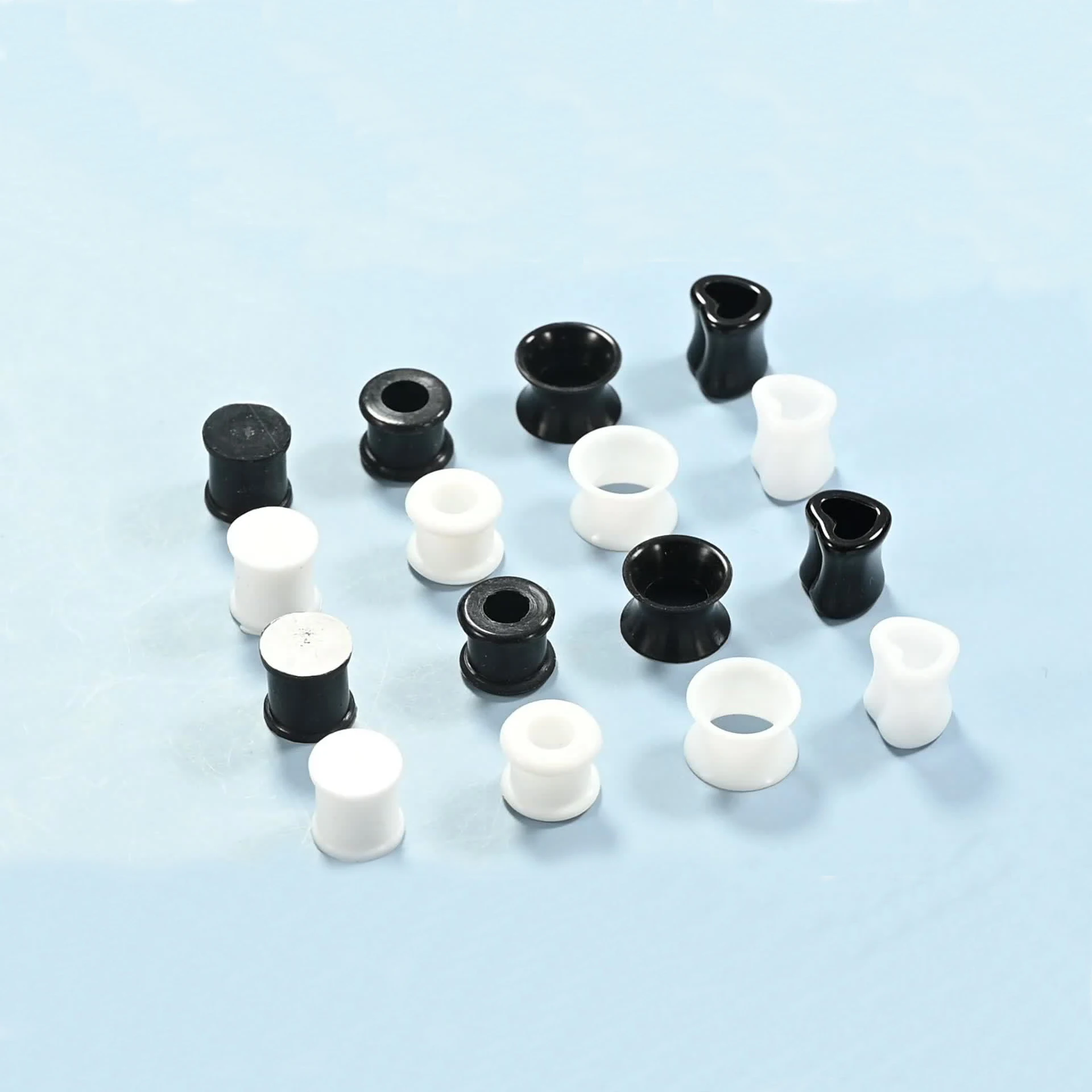 2pcs Set Black White Silicone Round Heart Shaped Ear Gauge Plugs Tunnels Expander Punk Style Ear Piercing Jewelry 6-16mm