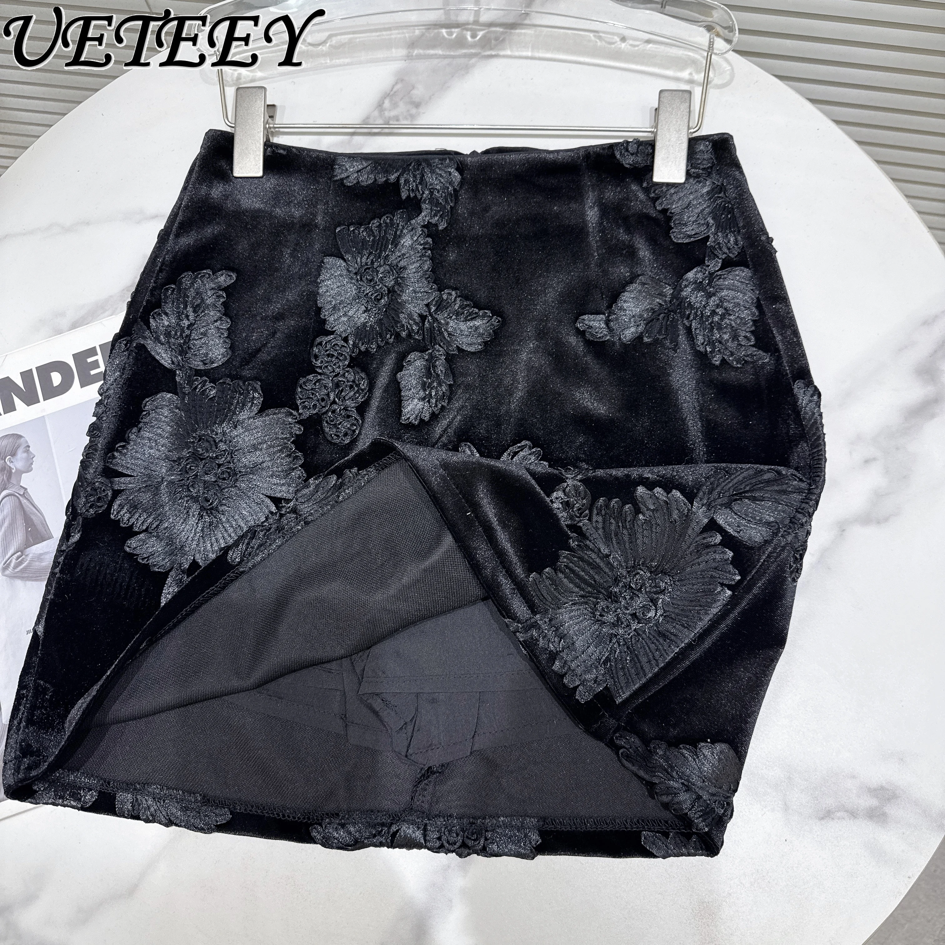 

2025 Autumn Winter New French Style Socialite Embossed Floral Velvet Short Skirt A-Line High Waist Slim Black Mini Skirt Female
