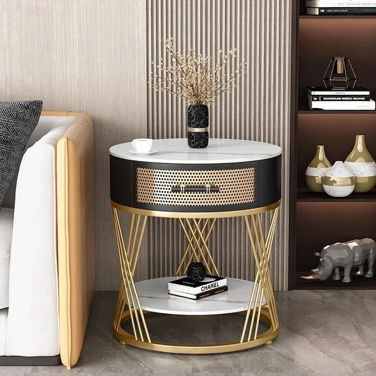 Soggiorno nordico lastra di roccia divano bordo pochi, comodino rotondo armadietto laterale, balcone con cassetti tavolino portaoggetti