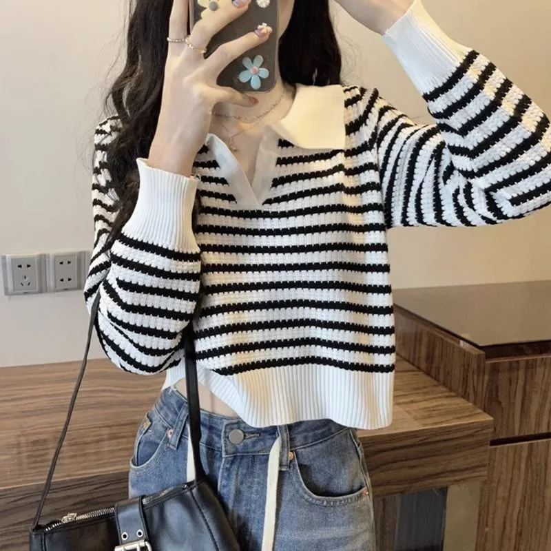 

Черно-белый полосатый свитер с воротником-поло для женщин осенью, пуловер в нежном стиле, свободный короткий топ