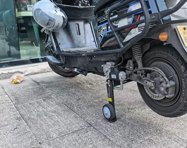 Automatic landing gear two-wheel electric vehicle anti-drop auxiliary wheel