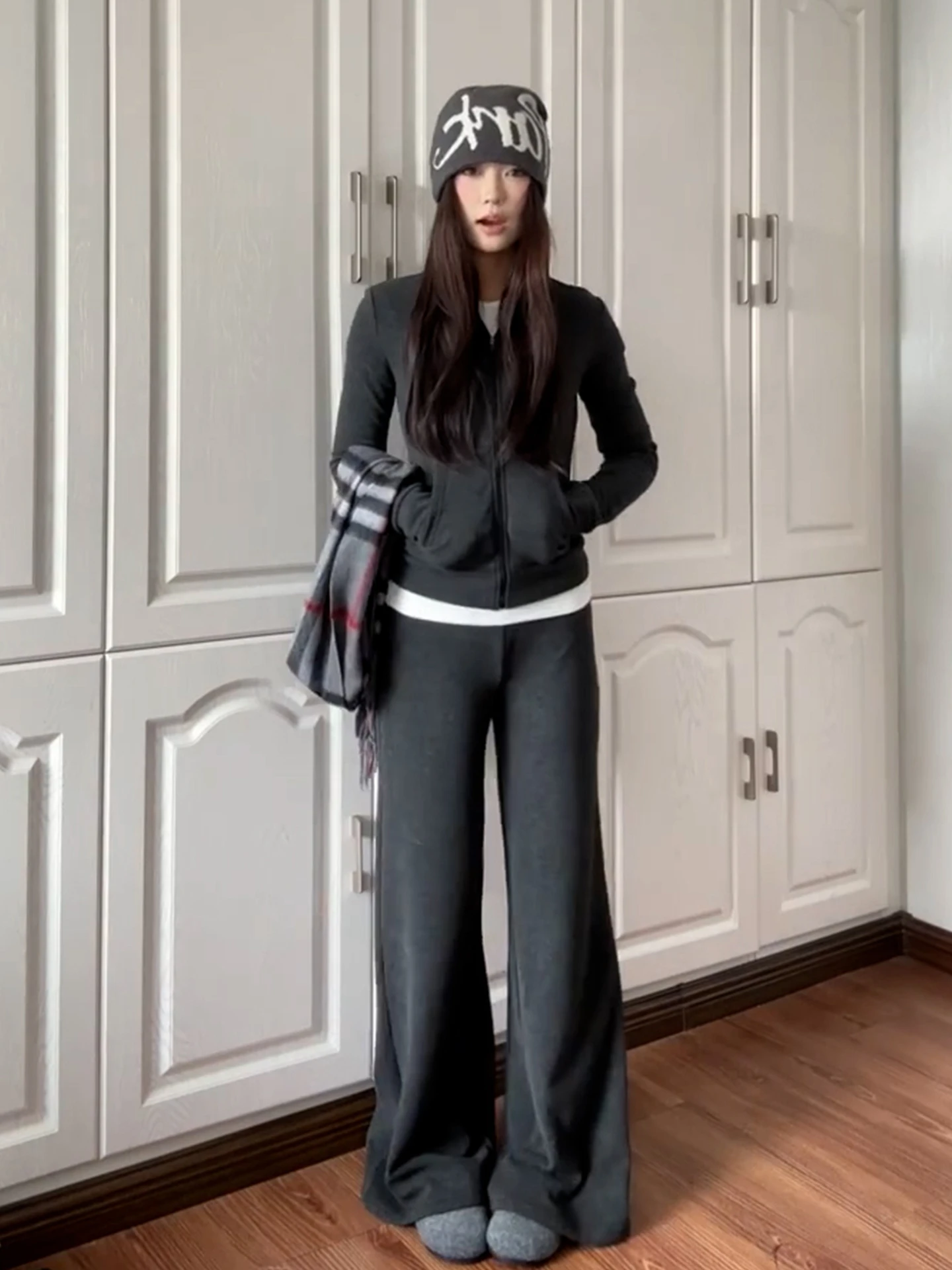 

Корейский повседневный женский ранняя осень 2026, новый приталенный длинный открытый кардиган све, широкие брюки, комплект из двух предметов