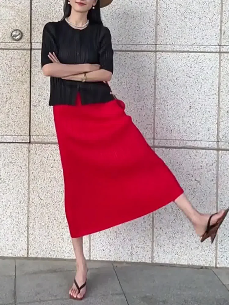 

Summer Faion Set Women's Bla ort Sve Top And Red Straight Tube Skirt Pleated Two-Piece Ensemble by Sanza Art Creation