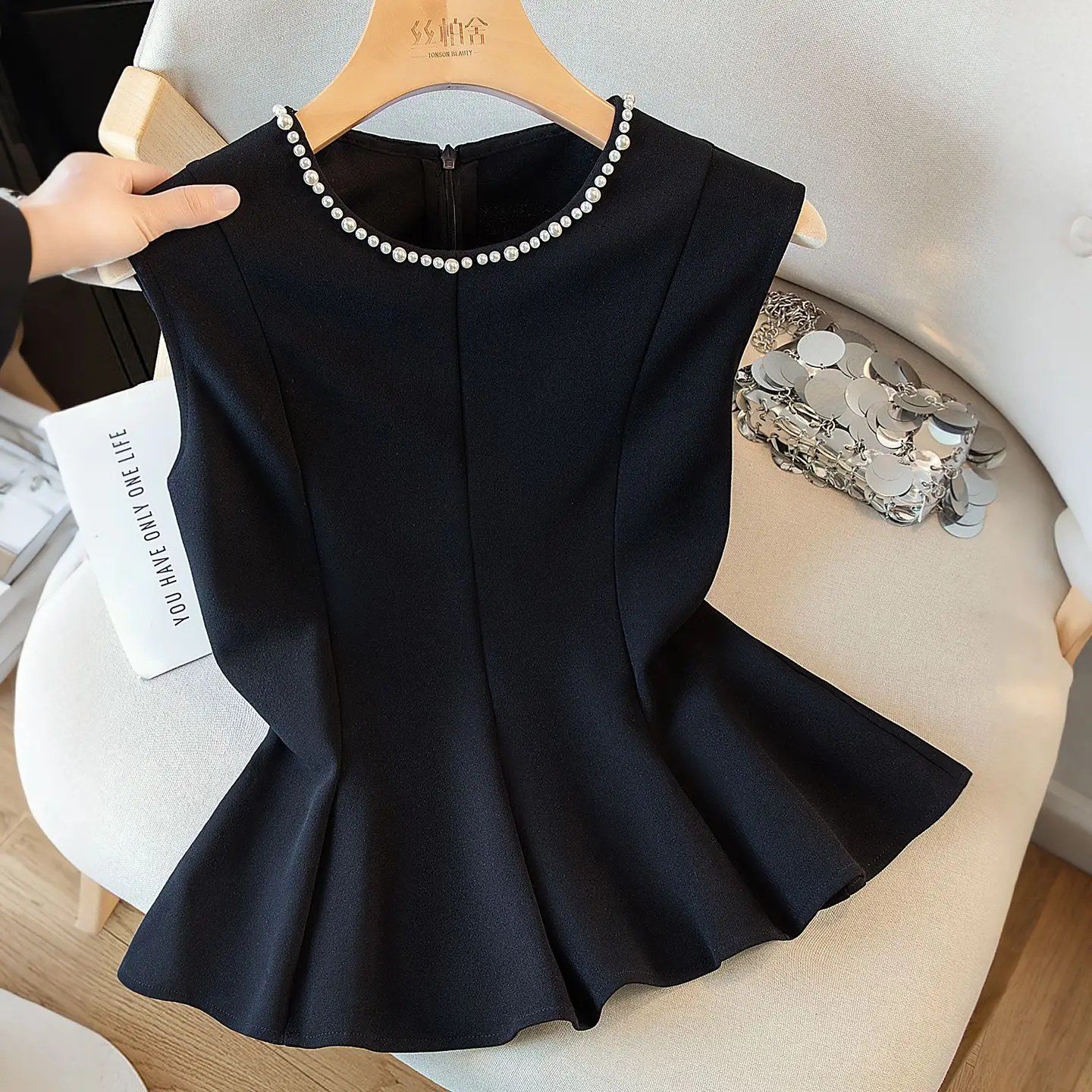 、2026 Summer New Top Women's Commuting Simple Solid Slim Short Sleeveless Shirt Round Neck Shirt Women Black Zipper Blazer Vests