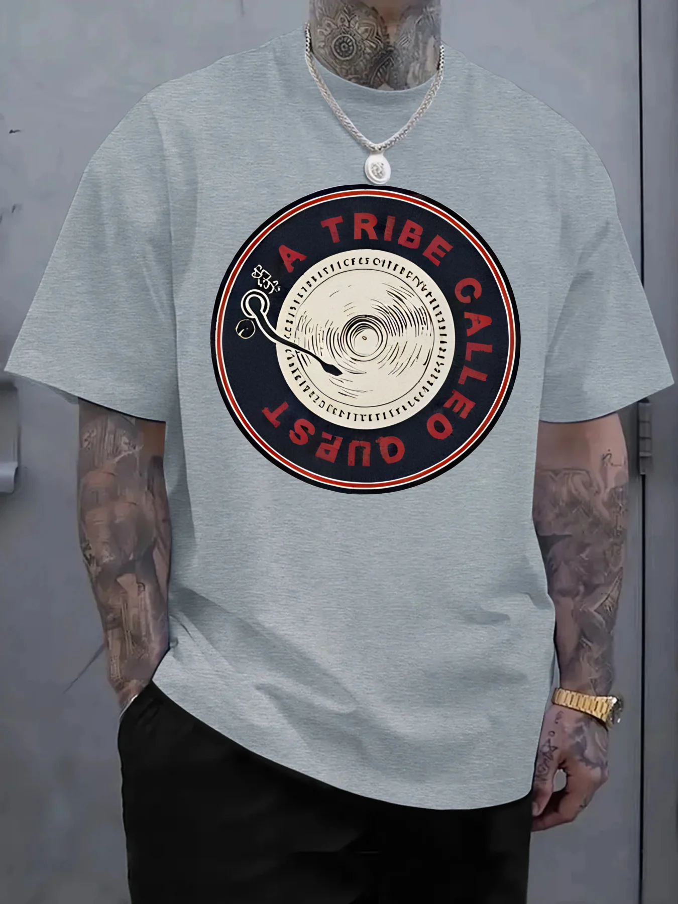 เสื้อยืดผ้าฝ้ายแท้ของผู้ชายชนเผ่าที่เรียกว่าเควสต์ไวนิลเรคคอร์ดเสื้อยืดกราฟิกสำหรับผู้ชายระบายอากาศได้ดีและสะดวกสบาย