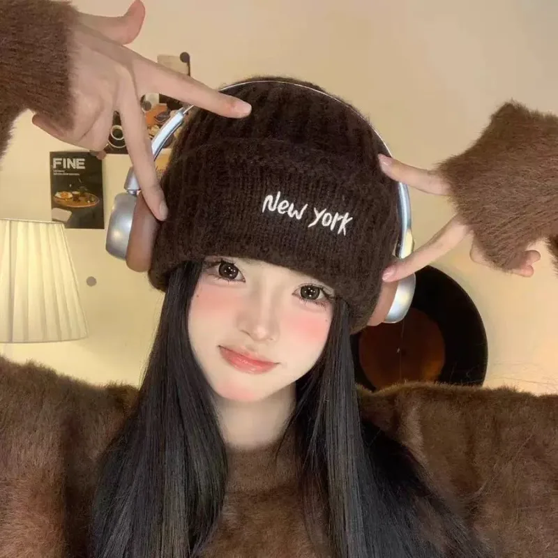 

Корейский стиль, минималистичная синяя вязаная шапка с буквенным принтом для женщин, новая зимняя теплая шапка для защиты ушей, модная с напуском черепа