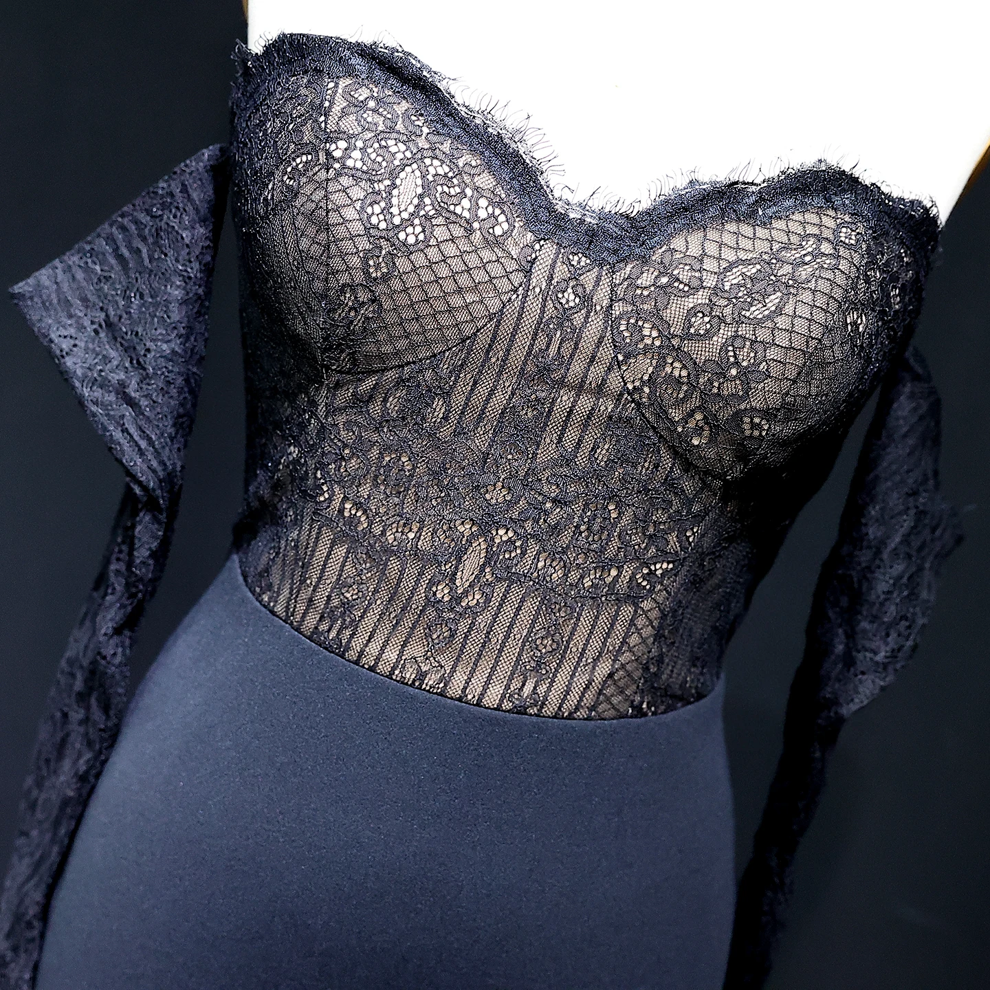 シャロンはレースブラックマーメイドストラップレスイブニングドレスと手袋でドレープ女性の結婚式アラビアウエディングドレスSF216カスタマイズ