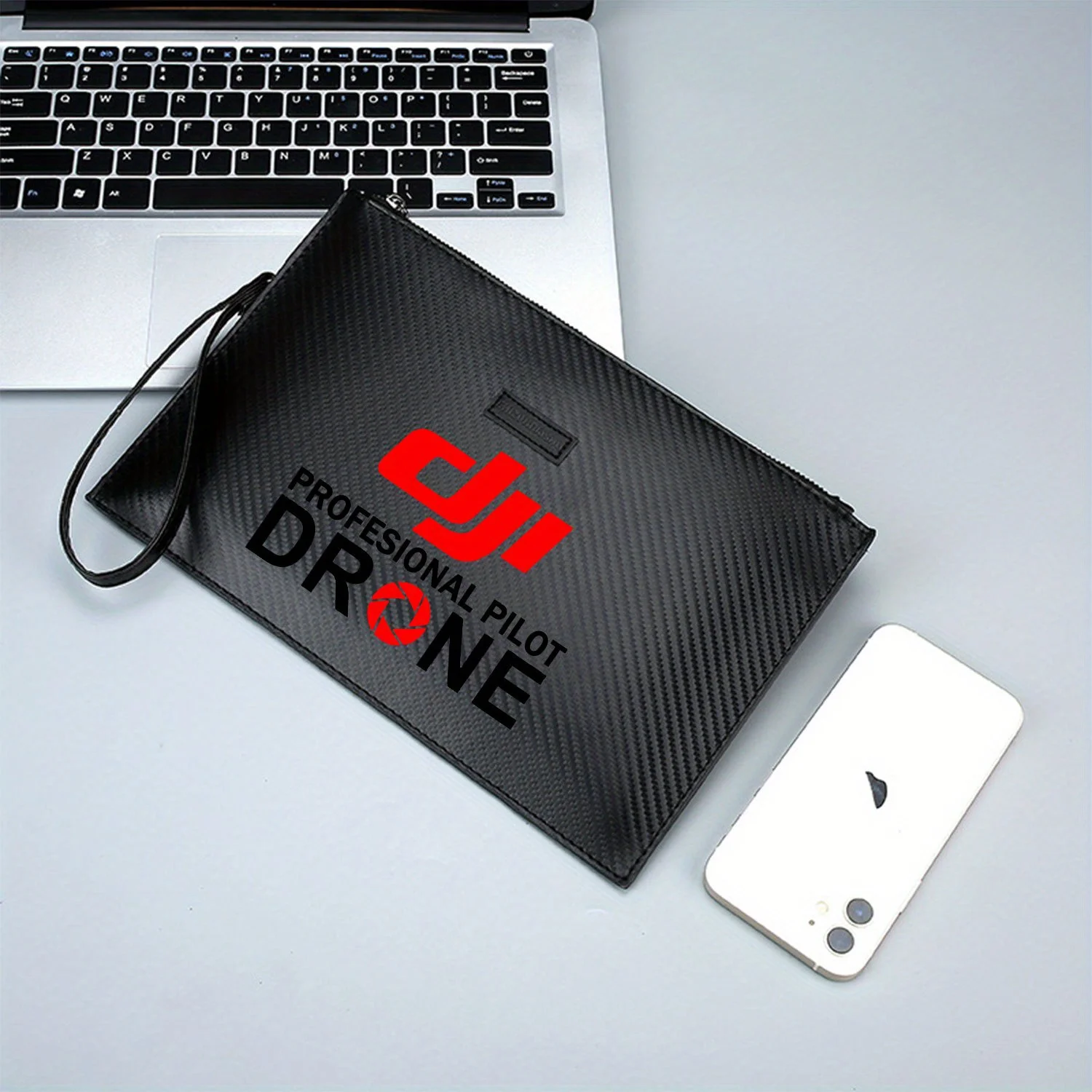 Logotipo rojo con diseño de apertura Bolso de hombre de PU estampado elegante, moderno y práctico para llevar todos los días